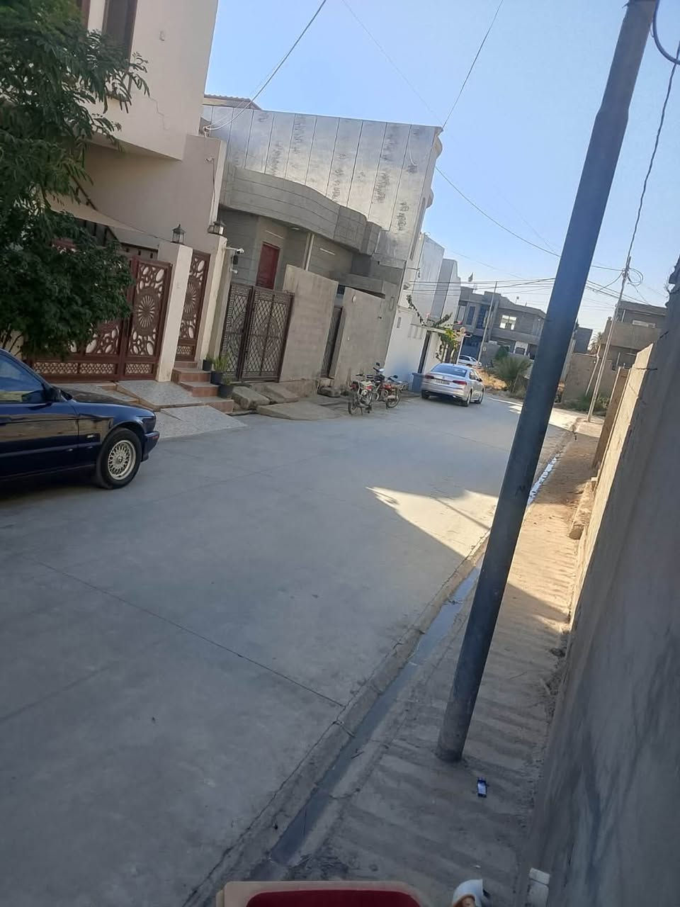 بيت 🏠 قاطين ل بيع حي حسن المجتبى 102متر العرض 6متر الطول 17متر شارع طبليت +مجاري 
اتصال 📞 ***********
