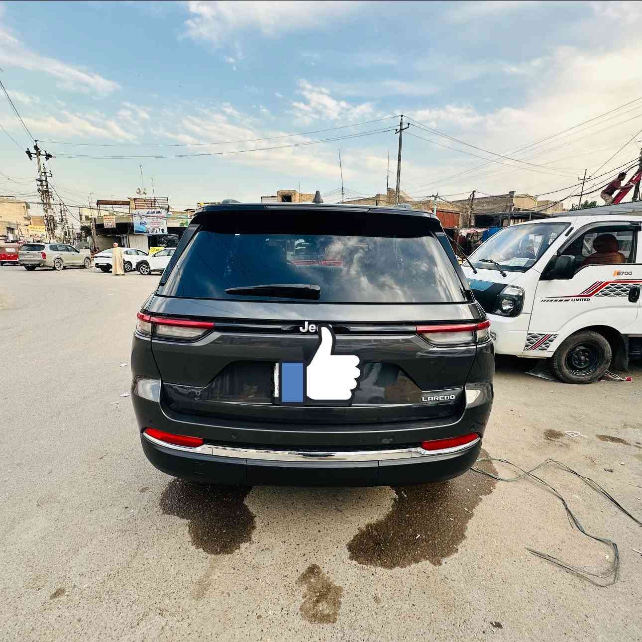 للبيع جيب لاريدو محرك 6 سلندر سيارة بانزين
ماشيه (59000)كيلو 

✅ اللون: رمادي)رصاصي غامق
✅ الحالة: حادث فقط جاملغ بدون (ايرباك) مبدل نفس اللون مع العلم السيارة فقط جاملغ  بدون أي صبغ في هيكل السيارة، والسيارة بحالة ممتازة. دعاميات بلادية لايتات اصلية 
✅كير محرك كهربائيات كفالة 
أبرز المواصفات:
🔹 محرك 3.6لتر تنفس طبيعي قطرة دونز مابيها بقوة 293 حصان. 
🔹 ناقل حركة أوتوماتيكي 8 سرعات.
🔹السياره فتحه
🔹رادار امامي
🔹رادار خلفي
🔹 نظام دفع 2*2 Quadra-Trac II.
🔹 إمكانية القيادة  لتوفير الوقود.
🔹 شاشة لمس تدعم Apple CarPlay وAndroid Auto لاسلكياً.
🔹 شاشة عدادات رقمية.
🔹 مقاعد مخمل كهربائية مع تدفئة للمقاعد الأمامية.
🔹 مقود مدفأ متعدد الوظائف.
🔹 تشغيل بصمة (Keyless Entry & Push Start).
🔹 كاميرا خلفية مع حساسات أمامية وخلفية.
🔹 مثبت سرعة ذكي مع أنظمة أمان متقدمة.
🔹 نظام المحافظة على المسار، والتحذير من الاصطدام، ومراقبة النقطة العمياء.
🔹 مكيف أوتوماتيكي ثنائي المناطق.
🔹 مصابيح LED أمامية وخلفية.
🔹بلوجكتر LED امامي
🚗 سيارة تجمع بين الفخامة، الأداء القوي، والاقتصاد في استهلاك الوقود، ومناسبة للاستخدام اليومي والسفر.
📍 الموقع: بغداد جديده
📞 للاستفسار والتواصل ***********
  📞واتساب يوجد لمعرفة السعر او  مراسلة ماسنجر
