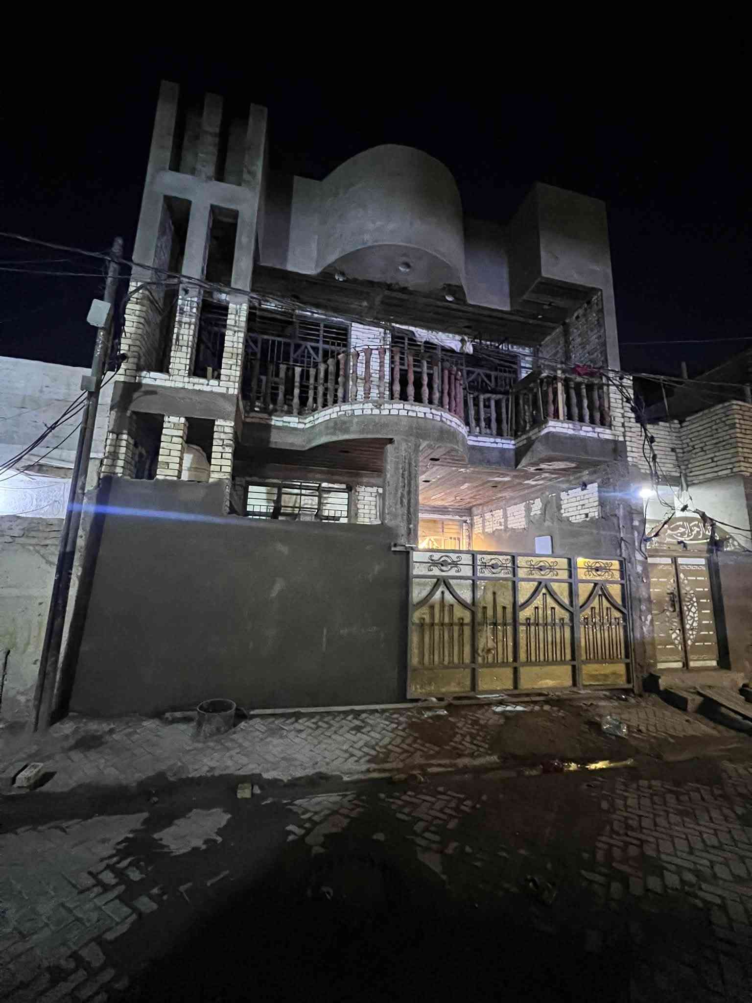 بيت طابقين للبيع قطاع 68 6 غرف نوم
الموقع: مدينة الصدر، الكيارة (البيت داخل اول فرع في قطاع 68، بلوك رقم 1 خلف باب دخول محطة تعبئة وقود قطاع 68 الحكومية). البيت داخل فرع 6 متر قريب على الطالبيه وقريب على المستشفى وقريب على السوق والمدارس والمستوصف والشارع العام وكل الخدمات تقريباً 
المساحة الإجمالية: 144 متر مربع (الواجهة: 8 متر، النزال: 18 متر).
نوع السند: طابو ملك صرف (باسم مالك العقار مباشرة).
طبيعة وعمر البناء: بناء حديث جداً (سنة 2025)، بنهايتها الارضية رفت 50 سم البناء بالطابوق السقوف مسلح السطح كامل شتايجر، الستارة ملبوخة بالكامل من الداخل.
المواصفات والخدمات الفنية والتبريد:
الكهرباء: تأسيس بواري دفن، وتسليك وايرات سعودي (قياس 2.5 ملم و 6 ملم).
الماء والسباكة: بواري دفن على الطريقة الحديثة (نظام بطارية)، بواري الماء النازل قياس 2 إنج، تانكيات ماء عدد 2 (سعة كل تانكي 1000 لتر)، وكل حمام يحتوي على (شاور + بانيو + مغسلة + تواليت غربي).
نظام التبريد والسبالت: * الغرف الخلفية: تأسيس بواري دفن مخصصة للسبالت (يدخل منها أنابيب التبريد) مع تأسيس بواري فضلات المياه لتصريفها نحو المنور.
الغرف الأمامية بالطابق الثاني والاستقبال: مجهزة بنظام مكيفات (المكيفات موجودة ومتوفرة مع البيت).
اللبخ والإنهاءات: الحمامات مغلفة بالسيراميك بالكامل، باقي البيت لبخ إسمنت بالكامل (حتى السقوف) ومباشرة فوق الإسمنت بياض بورق.
ارضية البيت بالكامل بورسلين 60x60 سم
الدرج باية ومراية بورسلين محجر درج خشب
المناور: يحتوي البيت على مناور عدد 2 (بقياس 1.5 متر × 1 متر).
تفاصيل وتقسيم الطوابق والقياسات بالدقة:
الاستقبال: غُرفة استقبال كبيرة بقياس (6 متر × 3.60 متر).
المطبخ: بقياس (3 متر × 3.60 متر).
الصالة والدرج: صالة داخلية بالطابق الأول بقياس (4 متر × 5 متر) وبداخلها الدرج، والطابق الثاني يحتوي أيضاً على صالة بنفس القياس (4 متر × 5 متر).
غرف النوم (المجموع 6 غرف):
عدد 4 غرف نوم بقياس (3.60 متر × 5 متر).
عدد 2 غرف نوم بقياس (6 متر × 3.60 متر).
الحمامات (المجموع 3 حمامات):
حمامات داخلية عدد 2 بقياس (3 متر × 2 متر).
حمام وتواليت خارجي مشترك عدد 1 بقياس (2 متر × 1 متر).
السطح والبيتونة: بيتونة كبيرة بقياس (8 متر × 4 متر) قاصمة البيت إلى سطحين.
الملحقات الخارجية: كراج سيارة كبير بقياس دقيق (5.75 متر × 3.60 متر).
السعر الإجمالي: سعره 275 مليون السعر غير قابل للنقاش
رقم التواصل: ***********.
