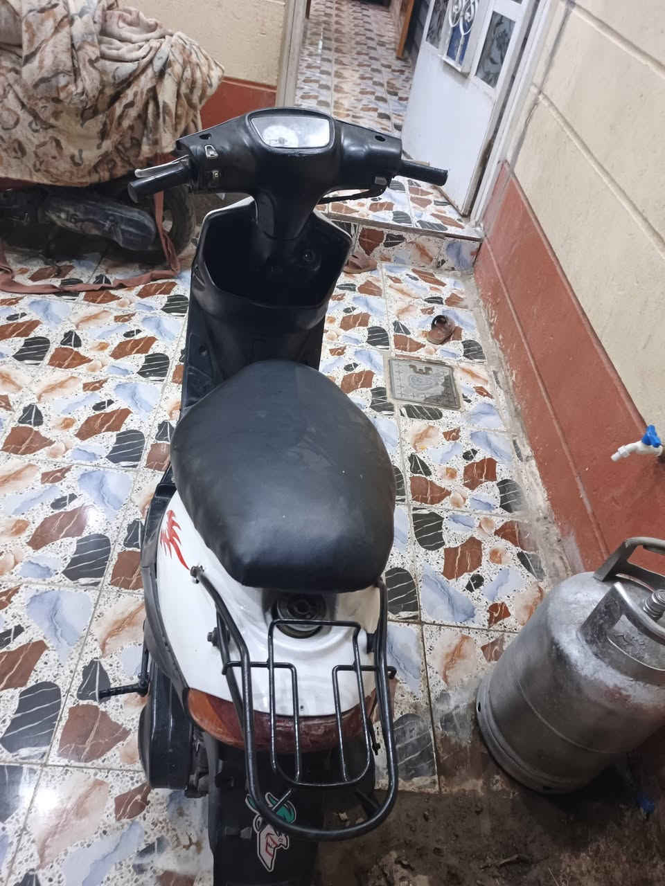 دراجه تسعه زروف للبيع الدراجه كامله من الطول لطول المكينه مامفتوحه سلف وهندر تشتفل كهرباء كله شغاله عينه شغاله مابيه اي نقص الشراي يتصل ***********العنوان المدينه الهوير
