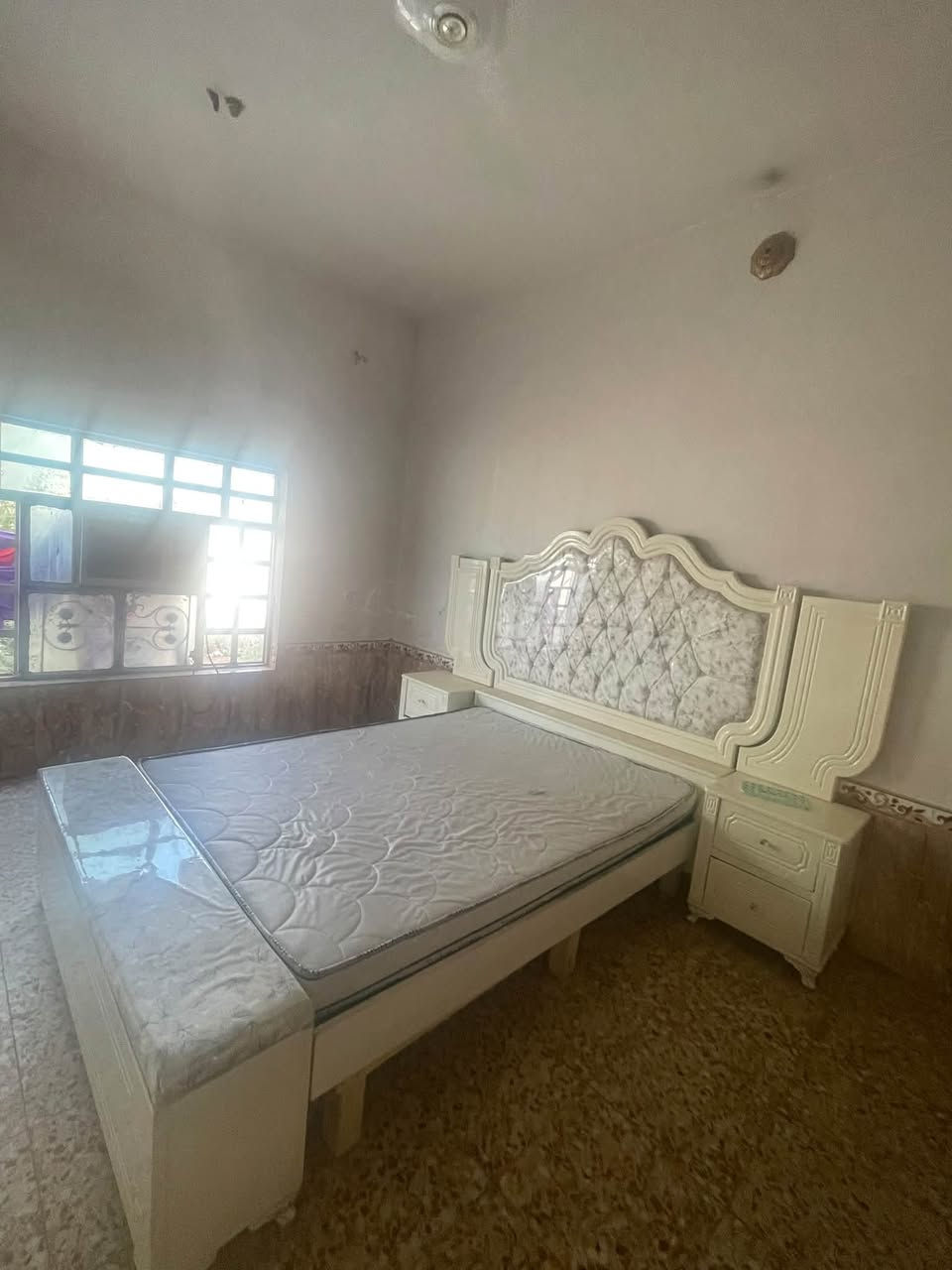 غرفة نوم للبيع  عنوان ديالى توصيل لجميع محافظات العراق
خشب عراقي اصلي لون اوف وايت 
قليلة الاستعمال مع وصل 
بيها كنتور ست بوب مع رفوف داخل وزاوية بابين مع رفوف
ميز مراية خانتين داخلهن رف مع ثلاث مجرات وسط الميز
وجرباية ايضاً بيها مجرات اثنين ع كل جهة منها
تحتوي الغرفة ع ٨ قطع
تواصل واتساب 
*********** 
سعرها1300 مليون وتلاثمية الف وبيها مجال 
مع هدية وتوصيل مجاني
