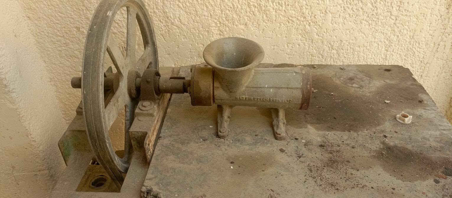 شوايه همبرجر كريب اصليه السعر 500 وبيها مجال مثرامه حجم 32 نظيفه سعرها 160 المكان الشعله ***********
