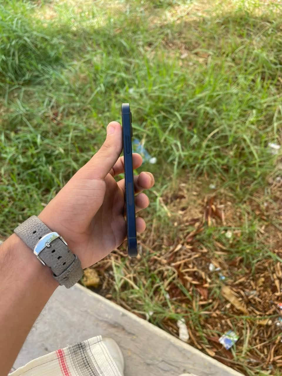 12عادي
وتر بروف
امريكي 
فقط الفيس ايدي متوقف
ذاكره 128
بطاريه 83بلاديه
عنوان نجف
سعر295وبي مجال

نص مكتوب في الصور:
- حالة البطارية والشحن كما هو الحال مع البطاريات القابلة لإعادة الشحن، بطارية الهاتف قابلة للاستهلاك وتصبح أقل فاعلية مع الوقت. معرفة المزيد... الحد الأقصى للقدرة 83% هذا قياس لقدرة البطارية مقارنة بقدرتها عندما كانت جديدة. قد تتسبب القدرة المنخفضة بتقليل ساعات الاستخدام بين عملية الشحن والأخرى. أقصى قدرة للأداء ستساعد الأنظمة المضمنة في النظام والمكونات في تخفيف آثار الأداء التي قد تلاحظها أثناء التقدم الكيميائي في عمر بطارية iPhone. شحن البطارية المحسن للحد من استنزاف عمر البطارية، يتعلم الـ iPhone من عادات الشحن اليومية، بحيث ينتظر ولا يتجاوز 80% حتى يحين موعد حاجتك إلى استخدامه.
- 11:29 56 حول إصدار iOS 27.0 اسم الطراز iPhone 12 رقم الطراز NGF93LL/A الرقم التسلسلي DX3GN9BD0DXW انتهت صلاحية التغطية الأغاني 0 الفيديوهات 122 الصور 291 التطبيقات 25 السعة 128 غ.ب.