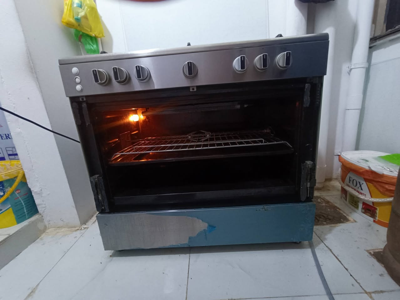 يتميز طباخ هوفر الإيطالي (Hoover) بتصميمه العصري المصنوع من الستانلس ستيل المقاوم للصدأ والبصمات، مع كفاءة عالية في توزع الحرارة وأنظمة الأمان المتقدمة.هيكل التصميم والشعلاتالمقاسات المتاحة: متوفر بمقاسات 60×60 سم (4 شعلات) أو 60×90 سم (5 شعلات).الشعلات: عيون غاز قوية مزودة بشعلة ثلاثية ذات تحكم ثنائي لتوزيع متساوٍ للحرارة.الحمالات: حمالات من الحديد الزهر (إنامل أو ثقيلة) متينة وثابتة ضد الأواني الثقيلة.الإشعال والتحكم: إشعال إلكتروني ذاتي للشعلات مع مفاتيح ضغط مرنة وسهلة الاستخدام.مواصفات الفرن والشوايةسعة الفرن: أفران واسعة ذات سعة تبدأ من 90 لتراً وتصل إلى أكثر من 100 لتر لتناسب العائلات الكبيرة.الأمان: نظام أمان كامل للشعلات والفرن يقطع الغاز تلقائياً عند انطفاء اللهب.المراوح: مزود بمروحة داخلية لتوزيع الهواء الساخن (الكونفكشن) لضمان نضج الطعام بانتظام، إضافة إلى مروحة تبريد خارجية.الشواية: شواية تعمل بالموتور (سيخ الشوي الدوار) مع إضاءة داخلية لسهولة رؤية الطعام أثناء الطهي.إضافات: مؤقت ميكانيكي أو رقمي للإنذار عند انتهاء وقت الطهي، ودرج سفلي لتسخين الأطباق أو حفظ التجهيزات.شاهد فيديو توضيحي لمواصفات الطباخات الإيطالية وكيفية عمل الشعلات والفرن بالتفصيل:إذا كنت ترغب في تحديد الموديل المناسب، هل تفضل طباخ مقاس 60×60 سم أم 60×90 سم، وهل تبحث عن نظام أمان كامل أم نظام قياسي؟طباخ غاز كامل وشواية هوفر 60 × 60 سم، نطاق طهي آمن بالكامل مع 4 شعلات وفرن ...٠٣‏/٠٥‏/٢٠٢٤ — طباخ غاز كامل وشواية هوفر 60 × 60 سم، نطاق طهي آمن بالكامل مع 5 شعلات وفرن، دعامة وعاء المينا، إشعال تلقائي، مقابض زر الضغط، FGC6060-S1V (فضي). الموديل: FGC6060...Microless  ملاحظة: تقص باب جام فقط السعر ٣٢٥٠٠٠ ألف مكاني كركوك حي العسكري قرب جسر الحصو والرمل ***********
