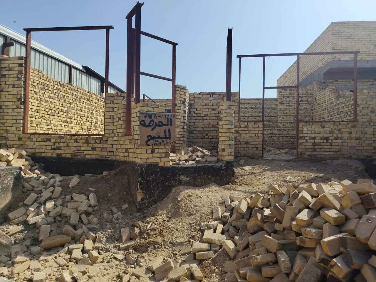 سلام عليكم هيكل للبيع حي الفرات تنزل ويه  سكة القطار تمشي مسافة 200متر ويه السكه يحتوي علئ غرفتين الغرف نظام سويت بيهن وصاله ومطبخ واستقبال صحيات خارجيه الاساس كونكريت مسلح بناء طابوك ومع الهيكل 12الف طابوكه خلف البيت 100متر ترك وامام البيت فضله 400متر  البناء الاساسي 200متر للاستفسار الاتصال علئ الرقم ***********
