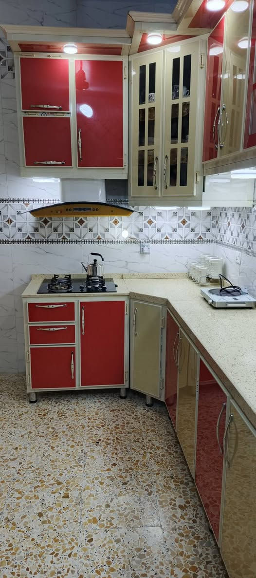 البيع كاونتر ٤متر ويه الفره نضيف جدا مع طباخ وساحبه سعر ٩٠٠ ، *********** مرمر طبيعي
