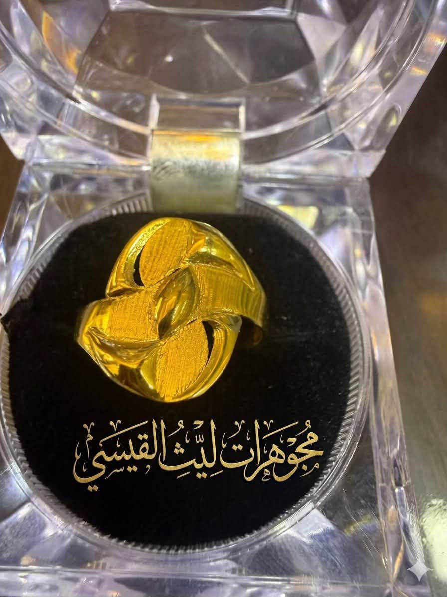 الجمال والأناقة الخليجية تجدونها دائماً لدى مجوهرات ليث القيسي ✨محابس صياغة خليجية دزاين حديث، تبرز جمالج وتضيف لمسة من الفخامة لكل إطلالة 🌟 القطع متوفرة الآن في مجوهرات ليث القيسي 
* 💳 ملاحظة: يتوفر لدينا نظام البيع بالتقسيط لحاملي بطاقة (كي كارد) لسهولة التعامل.
‎📍 العنوان: واسط - الكوت - داخل سوق الذهب (الصاغة المركزي).
‎📞 للطلب والاستفسار أو الحجز: تواصلوا معنا مباشرة عبر الواتساب أو الاتصال على الرقم: ***********.
‎(مجوهرات ليث القيسي - التميز عنواننا دائماً) ⚜️

نص مكتوب في الصور:
- مجوهرات ليث القيسي
- مجوهارت ليث القيسي