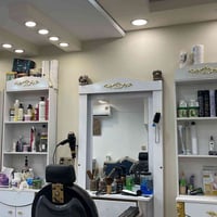 ٣ ميز حلاقة • ٢ فاترينة • نظيفات