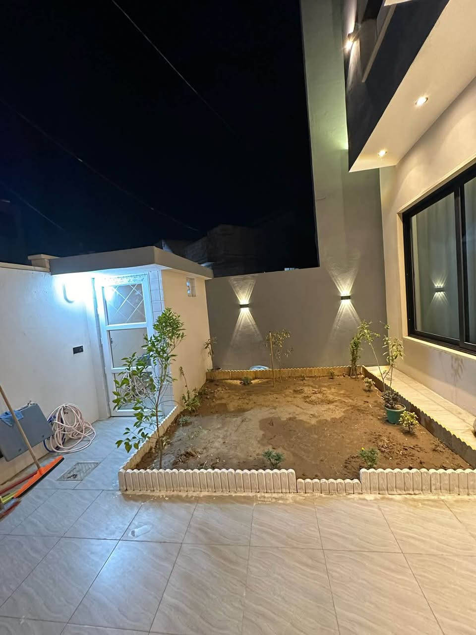 للبيع 🏠 

 دار للبيع في منطقه جمعية العدل المساحة ١٧٨م

 طابقين يحتوي طابق الارضي يحتوي على غرفة نوم

     واحدة واستقبال +هول+حمام+WC عدد٢ 
 
 حديقة داخلية+حديقة خارجية/الطابق الثاني يحتوي
 
 على ثلاثة غرف نوم+هول+حمام+WC+بلكونة

   ملاحضة خلف الدار أرض متروكه ترهم حديقة

#عبدالعزيز_الزيدي_للعقار

للاستفساروالطلب اتصل على الارقام التالية

***********
***********
