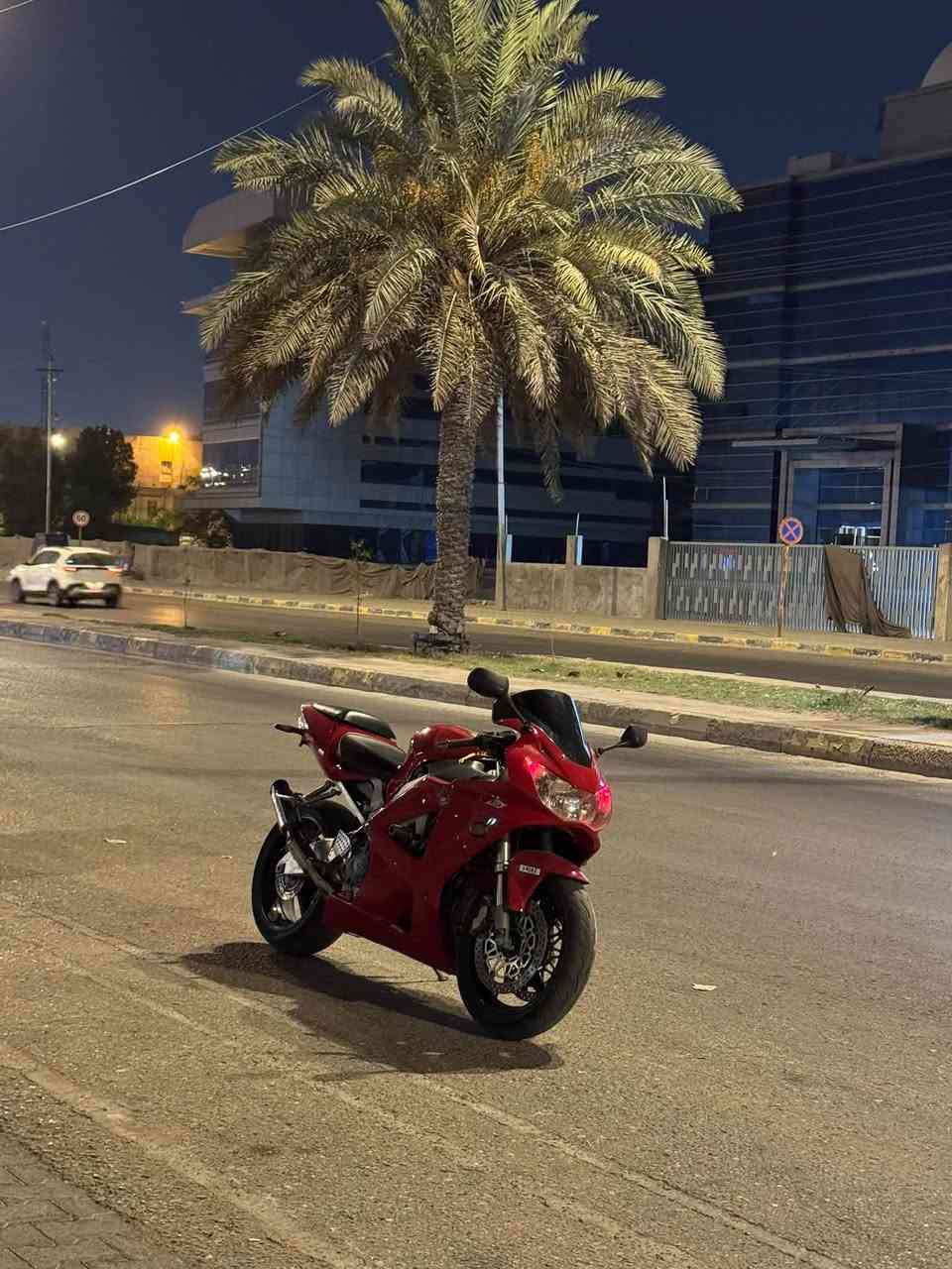 السلام عليكم 
Honda CBR900RR
الدراجة نضيفة ومسويلها ادامة كاملة 
محرك ٤ سلندر 
عليها اكزوز رياضي 
سرعة ٣٠٠
الدراجة فقط مغيرين لونها احمر وياها اوراقها 
السعر ١٧ ورقة وبيها مجال 
تواصل ***********
