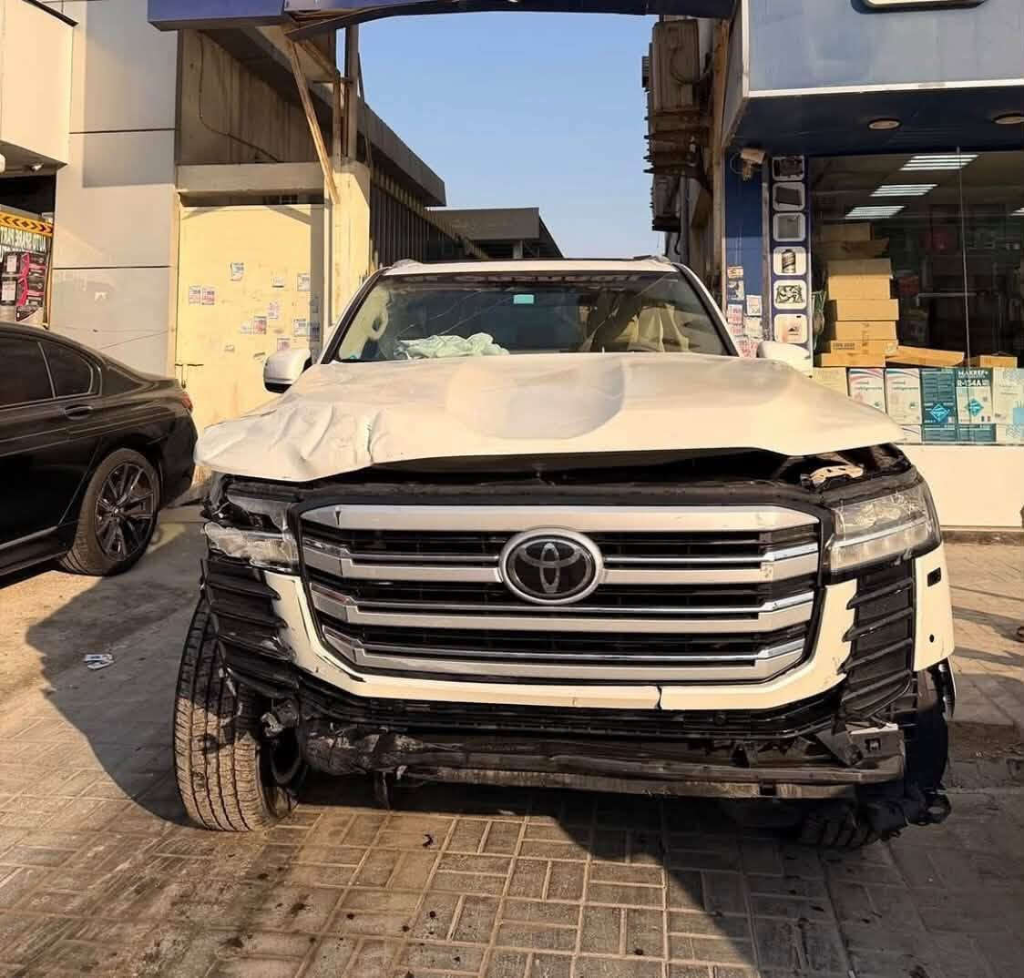 السلام عليكم مكلف بالنشر ابيع على الحادث كفاله عامه سابقاً سياره شغال وكفاله عدى الضرب هذا 
لاندكروزر2025 GXR 
 فئة فل كامل " بالخليج، 
يجي محرك بنزين تنفس طبيعي 
*1. المحرك والأداء*
- *المحرك*: 3.5 V35A-FTS
- *القوة*: 409 حصان @ 5200 
- *القير*: أوتوماتيك 10 سرعات
- *الدفع*: رباعي دائم Full-Time 4WD
*3. مواصفات فئة VX Limited - فل أوبشن خليجي*
*الخارجية:*
- جنوط 20 إنش
- كشافات BI-LED مع تعديل تلقائي + High Beam Assist
- كشافات ضباب LED أمامي وخلفي
- دواسات جانبية مضيئة ألمنيوم
- مرايا كهرباء تطوي + تسخين + تعتيم + ذاكرة
- سقف بانوراما/فتحة
- شنطة كهرباء
*الداخلية والراحة:
- مقاعد جلد فاخر
- مقاعد أمامية + صف ثاني تهوية وتسخين وكهرباء وذاكرة
- مكيف 4 مناطق مستقل
- طارة جلد + خشب كهرباء
- شاشة 12.3 إنش
- شاشة عرض على القزاز HUD
- نظام صوتي JBL 14 سماعة
- شاشات خلفية 11.6 إنش 
- ثلاجة تبريد/تسخين بالكونسول
-
رقم صاحبها للاسفسار  الاستاذ عيسى *********** مكان اربيل
