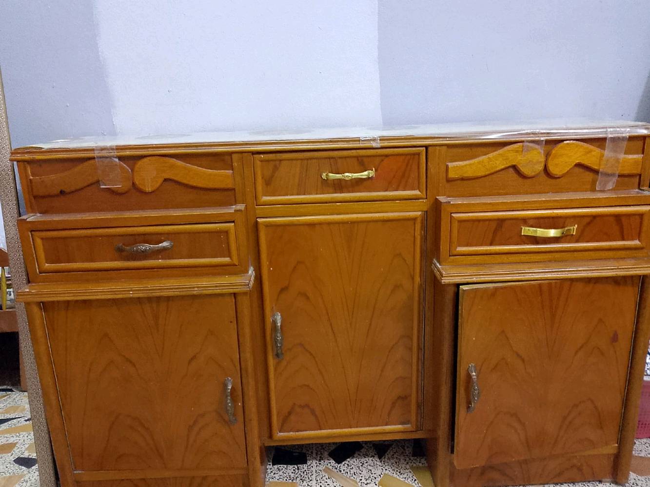 غرفه للبيع مع دوشك السعر 800وبيها مجال
حبيبي/حبيبتي، شنو اسم/موديل الغرفة بالضبط؟ يعني هل هي كاملة لو بس السرير والملحقات والدوشك؟: 
كامله موديلها صاج عراقي
وين مكانك بالضبط حتى المشتري يعرف للمعاينة أو الاستلام؟ (المنطقة/المدينة): 
ديالى بعقوبه
السعر 800 ألف نهائي لو بيه مجال بعد؟ وهل التوصيل على المشتري لو إنت ترتبه؟: 
بيها مجال توصيل على مشتري