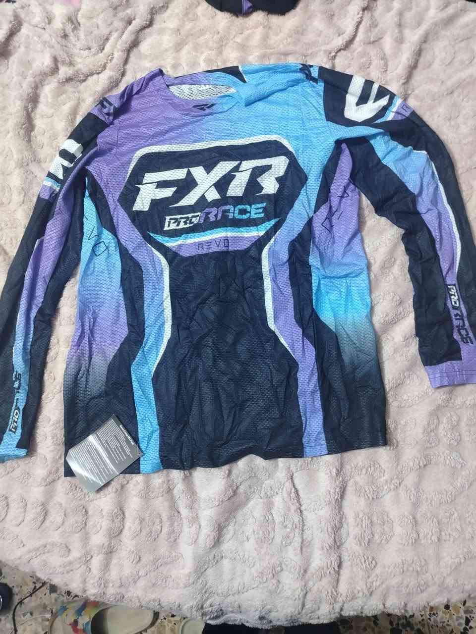 [للبيع] طقم دراجات نارية وسباق احترافي FXR – تصميم رياضي مميز
​طقم قيادة فاخر يجمع بين الحماية القصوى والراحة العالية، يضمن لك أداءً احترافياً ومظهراً جذاباً لعشاق الدراجات النارية والسباقات.
​أهم الميزات والمواصفات:
✅ الماركة: طقم أصلي من الماركة العالمية الشهيرة FXR (موديل Prorace Revo).
✅ التصميم: ألوان رياضية عصرية (كحلي، سماوي، بنفسجي) تناسب الذوق الرياضي.
✅ الخامات: قماش شبكي عالي الجودة للتهوية الممتازة مع دعامات حماية في البنطلون للوقاية من الاحتكاك والحرارة.
✅ المقاس: قميص طويل الأكمام مع بنطلون احترافي بمقاس 37.
✅ الحالة: جديدة تماماً بالتاك (غير مستخدمة نهائياً).
​📍 الموقع: بغداد.
​💰 السعر: 40.000 دينار عراقي 
​📲 للتواصل عبر الواتساب: ***********
