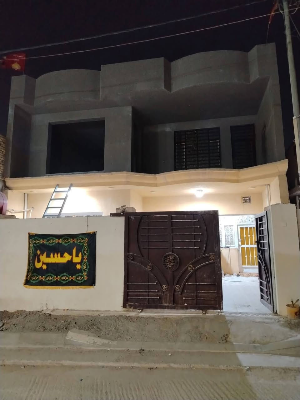 سلام عليكم 
بيت للبيع طابقين حي الجامعه 
الطابق الارضي كامل ونظيف مثل ما موضح بالصور
غرفتين نوم ومطبخ واستقبال وصالة 

الطابق الثاني ٣ غرف 
وصالة وحمام  
 نقص  بياض وسيراميك 

الاتصال على الرقم 
***********

