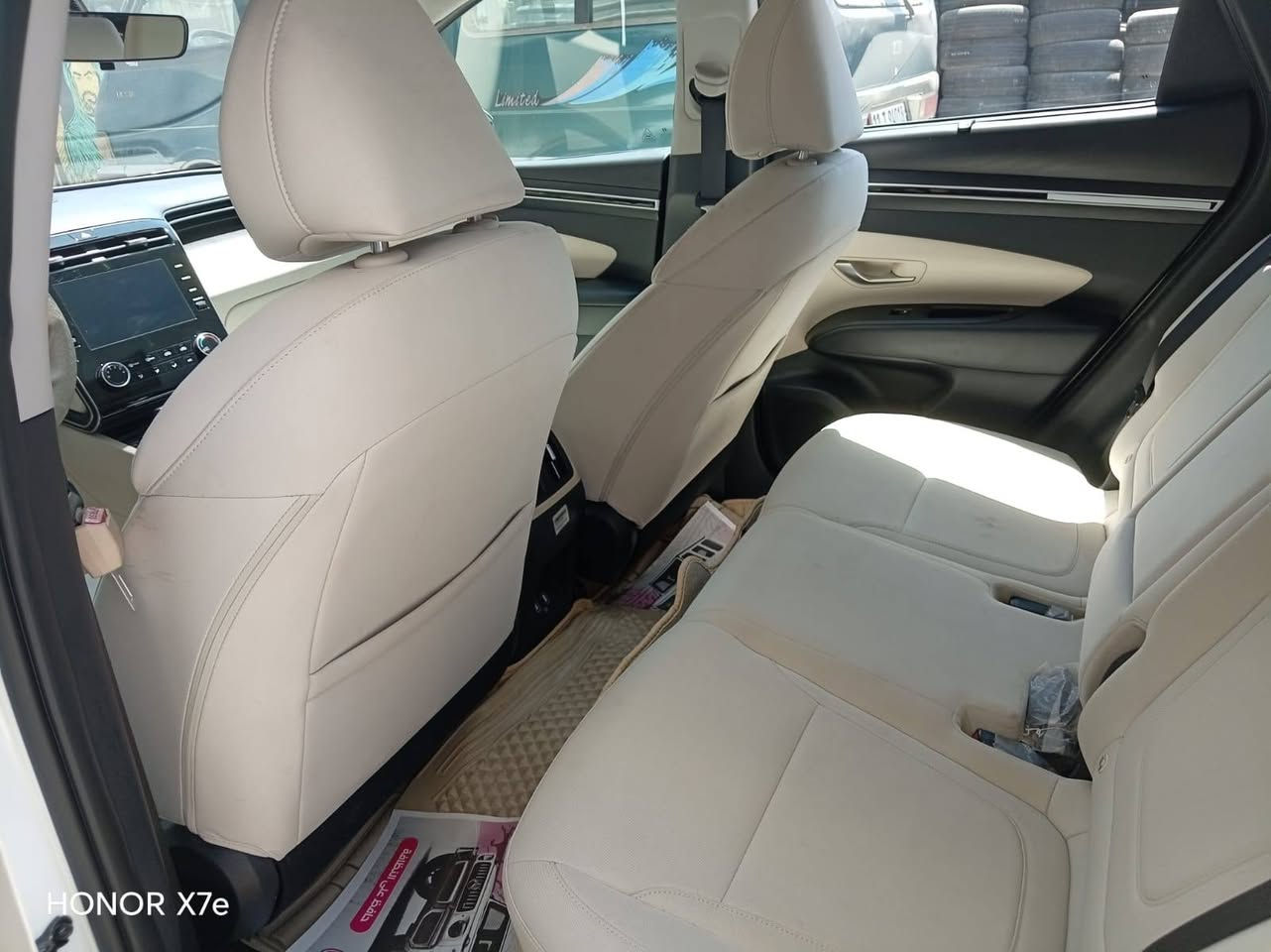 السلام عليكم✋ 
           Hyundai Tucson🇰🇷 
للبيع........
     موديل 2024......        وارد  (خليجي) 🇦🇪 
رقم بغداد دولي........
        سياره مكفولة كفاله عامه........
ماشيه 6000km...بعده زيرو...
سياره فول ماعده البانوراما....
المواصفات...
1.كشنات كهرباء ⚡..
2.مري شفط..
3. شحن لاسلكي..
4.منفذ يوسبي......
5.شاشه تدعم الكار بلاي..
6.تبريد قطعتين......
7.بردات جانبية بلادي...
8.كشن مخمل....
9.مكينه 2000دوش....
3.10 انضمه قيادة SBORT _NORMAL_EKO
11.بصمتين........
12.تشغيل عن بعد....
13رادارات خلفيه وماميه.......
............  ..............    ..............  ..........   .......... 
السعر💰 210وبيه مجال بسيط........
☎️رقم *********** سيد محمد 
📌 مكان بغداد حي العامل شارع 7 نيسان

نص مكتوب في الصور:
- HONOR X7e