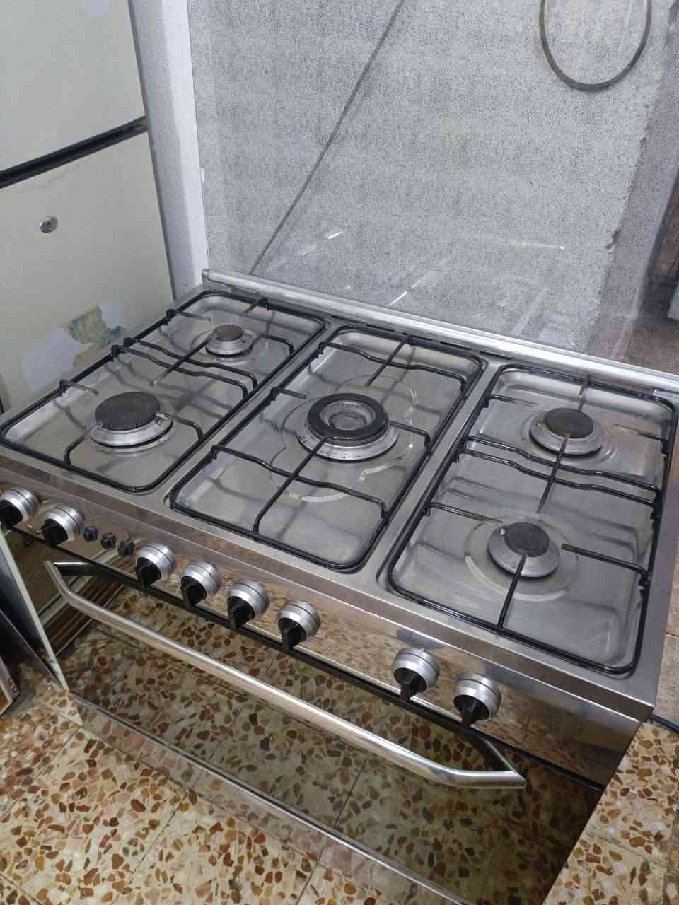 طباخ ابو 5 عيون للبيع نوعيته مصري فريش باب اول اخو الجديد غير داخل تصليح نهائياً بعده جديد كله شغال والفرن هم شغال الفوك والجوه الاتصال بالرقم *********** واتساب موجود
