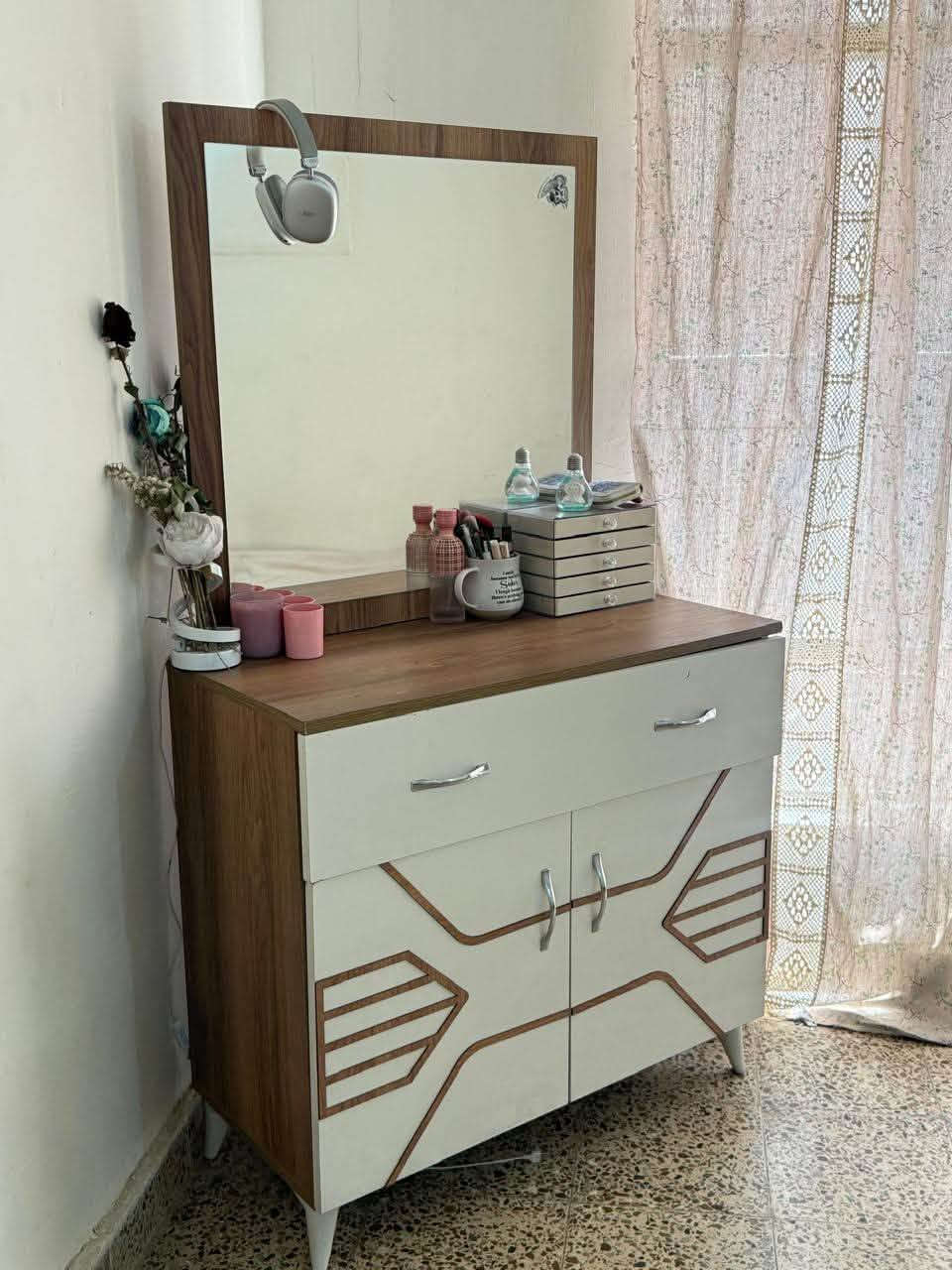 غرفه للبيع لغرض السفر نضيفه
ابيعها قطع وكامل 
سعرها ٢٧٥ وبيها مجال 
عنواني العامريه نادي الخطوط
***********
