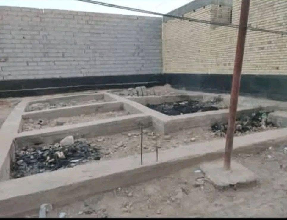 قطعة 80 متر بيها رباط والمنطقة واصلها ماء وكهرباء قرار قاظي باسمي سند 25طريق نجف كربلاء داخل كربلاء عامود 1211مقابيل حي الدلة اذا // اكو مراوس بسياره موديل حديث اراوس 
السعر 20مليون 
***********
*********** كربلاء, العراق
