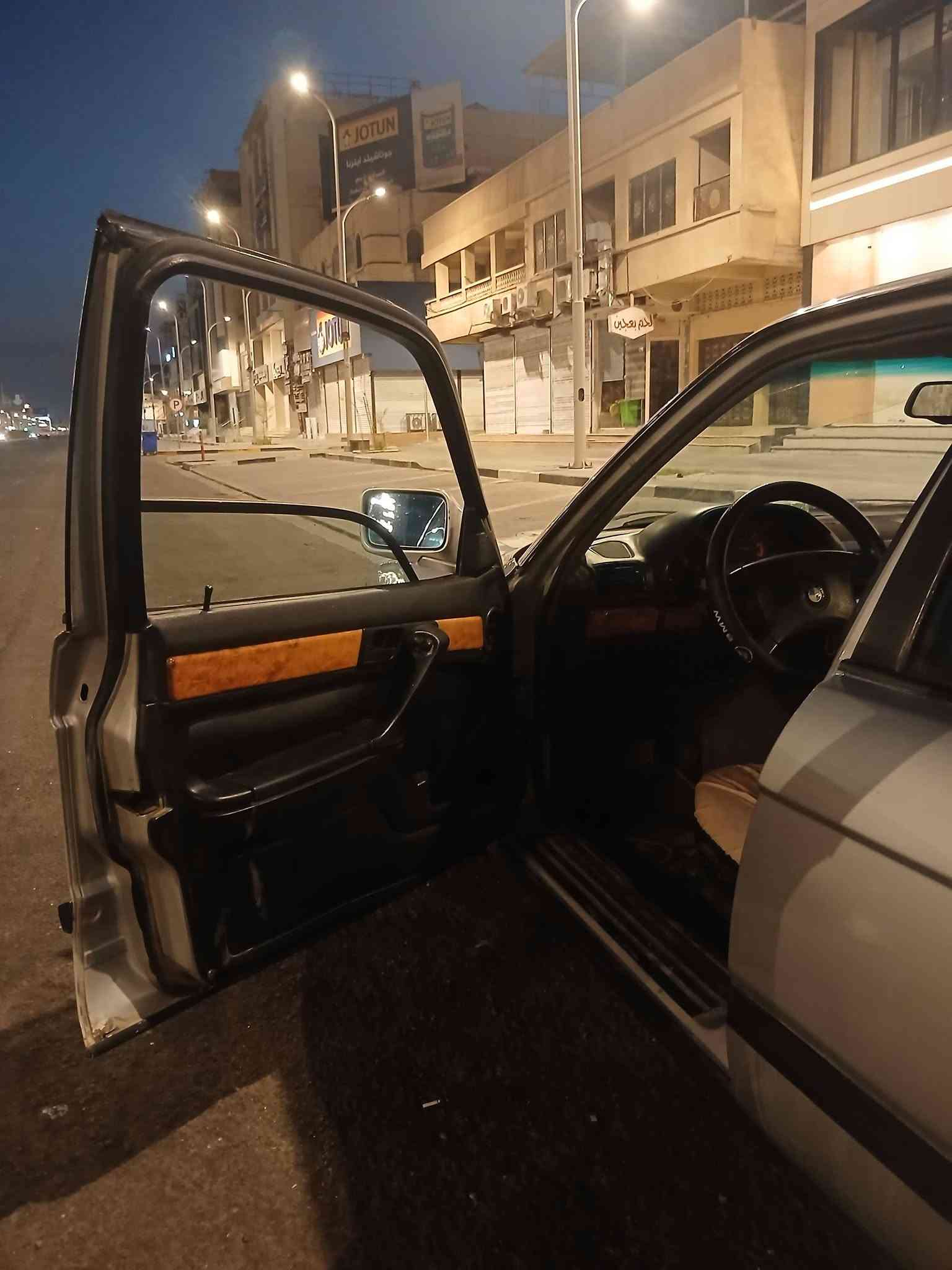 السلام عليكم
BMW E32 1991 730
محرك ٧٣٥ مفتوح ٦ سلندر بحاله جيده 
كير تمام 
صبغ عام جماليه بدون ضربه قويه 
تخم تاير جديد 
باتري جديد 
غرفه جلد اسود جديده لاشك ولا شي
بطاين بيبان جدد 
حداده ٨٥% 
تبريد شغال 
دبل جام 
دبل جكمجه
دبل ايرباك 
السياره مال جناي 
رقم بغداد الجديد سنويه منتهيه
شرط التحويل 
يحتاج الها ملاحضات بسيطه بسبب عدم التفرغ 
سعرها ٤٨ وبيها مجال قليل او المراوس بتكسي 
مكاني البصره 
*********** 
*********** 
متواجد واتساب
