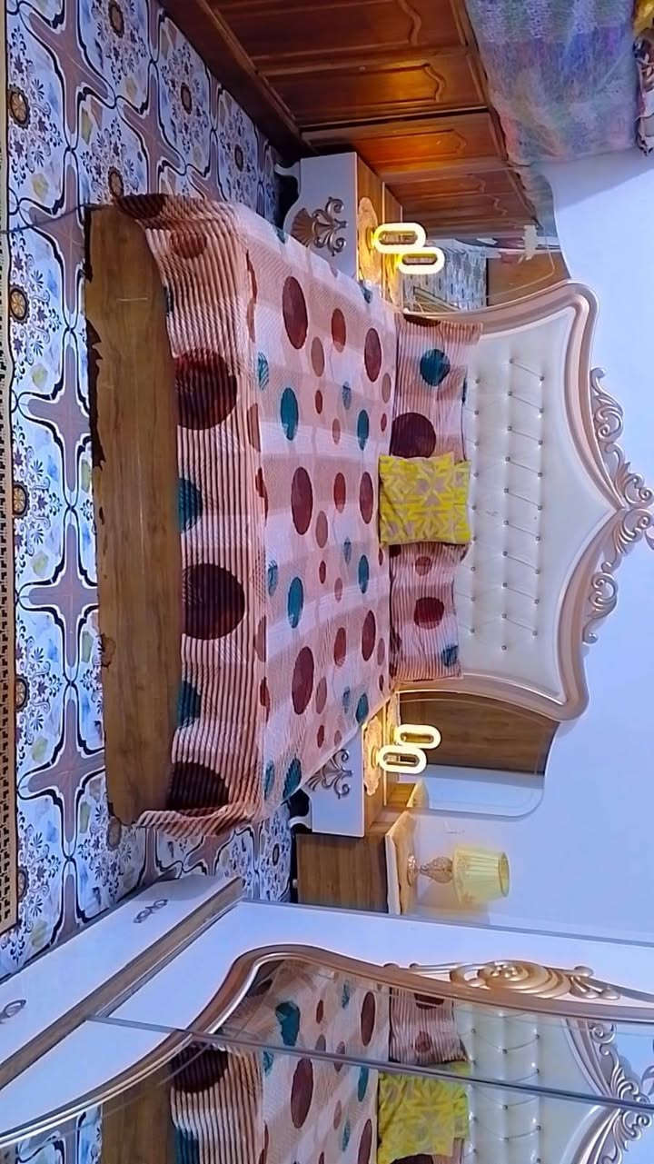 سلام عليكم 
...................... 
عقار للبيع طابو زراعي عثماني سند 25 اقرار محكمه 

✅1: يحتوي الدار على 2 غرف نوم + صاله كلش جبيره + 2 مناور + حمام داخلي + مطبخ + حديقه وطرمه كلش واسعه 
............ 
✅2: الطابق ثاني نفس بناء طابق الاول... واصل مرحتلة السقف 
............. 
✅3: الدار ركن عل شارعين عرض كل شارع 10 متر يبعد عن التبليط 20 متر ".... ول شوارع كلهاا سبيس وزفلت تبليط قديم الاسود 

......... 

✅4: ماء+ كهرباء + خدمات البلديه 

ملاحضه هامه ✅
..................  
بناء دار بلوك كهرباء درجه اوله السقف صب كونكريت 
الارضيه سيرامك..  ولاضلاع جص وبورك 

العنوان وارقام تواصل ✅
.................
الزراعي جديد مجاور حي الخطيب..  بل تحديد قرب (غركانه. ام حيدر) 

(*********** او ***********
