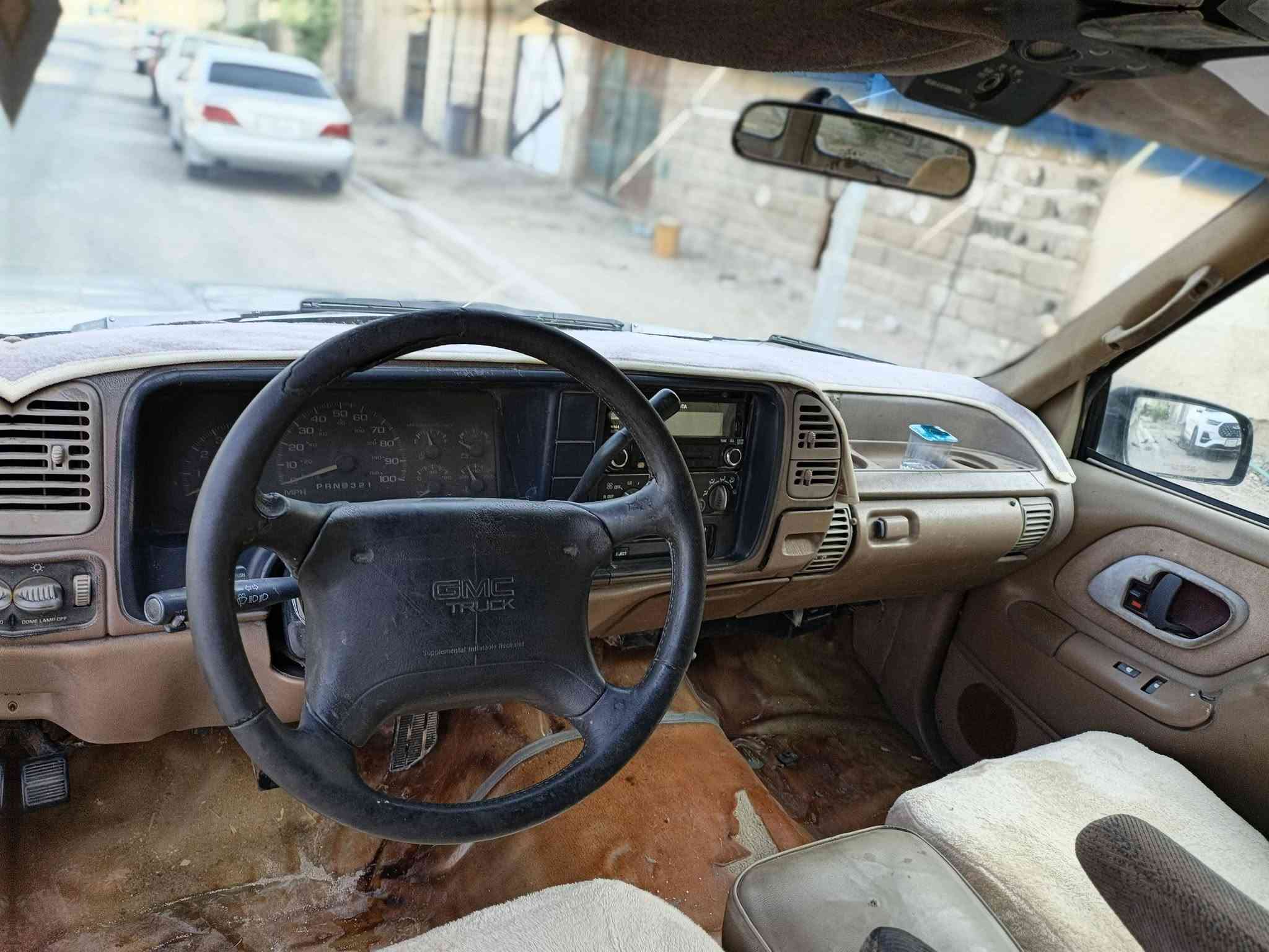 السلام عليكم
جمسي موديل 1995 مكينه 350 وگير700 ٫ خير من الله سياره جاهزة حداده تخم تايـر ٫سنويه لغاية2027 علمأ"التحويل مباشر 
السعر:27
العنوان: البصره 
رقم الهاتف :***********
