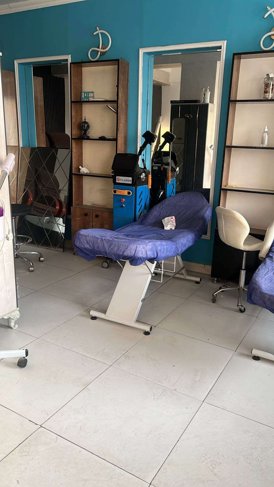 عيادة طبية مع مركز تجميل متكامل للبيع في بغداد حي البنوك مقابل مرطبات كريم سفيح  سبب البيع سفر للدراسات العليا 
***********
ايجار المكان طابق اول ٤٠٠ الف غرفة وصالة كبيرة بغداد, العراق
