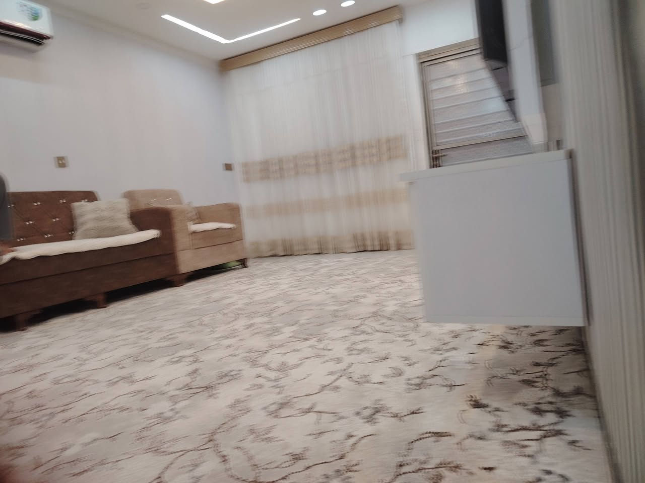 بقه وحده من كاربت مترات نفس هاي ضهر زوليه أخذته متره ١٣ الف لعام أخذته من ابو لاوان قياس ٤ في ٥
لون بيجي فاتح بي ورد جوزي
*********** رقم موبايلي
