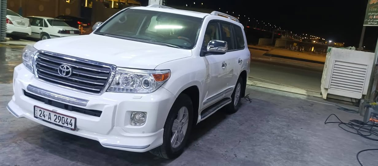 سلام عليكم للبيع  لاندكروز موديل  12 السيارة جديده حيل محرك وكير عشركه بيه صبغ البنيد والجاملق بدون اي ضربه شخوط واني رشيتهن فول موصفات 6سلندر السعر 295 ورقه وبيه مجال ارقم الاستفسار 
***********
***********
