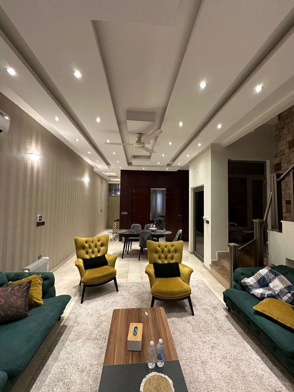 #دار_للبيع🏠
#الموقع : حي السعد 🌍

#المساحه : 225م  واجهه 7.5 نزال 30 ✨

#التفاصيل : شارع 15 بناء 2024 درجة اولى ارضيه مرمر،سقوف جبسن بورد ،واجهه بورسلين ، بورسلين الحمامات والمطبخ درجه اولى ،بايات الدرج مرمر  ، شبابيك المنيوم ، ابواب صاج ،محجر جام ، سطح شتايكر ، منظومة تحلية مياه وكامرات و wifi و نظام تقطير للسبالت✨

#محتويات_الدار : الطابق الارضي: مطبخ حار بارد + صاله +استقبال +  حديقه داخليه+ مجاميع صحيه عدد 2 
الطابق الاول 1️⃣ 3 غرف نوم سويت  + صاله + مجموعه صحيه

#المحافظة_للوساطة_العقارية 🌍
تسعدنا زيارتكم لمكتبنا 
📍في النجف - حي الاشتراكي - خلف شارع الروان-  📍

للمزيد من المعلومات والتفاصيل عن العقار والمعاينه الميدانية يرجى الاتصال على 
☎️***********☎️
☎️***********☎️
