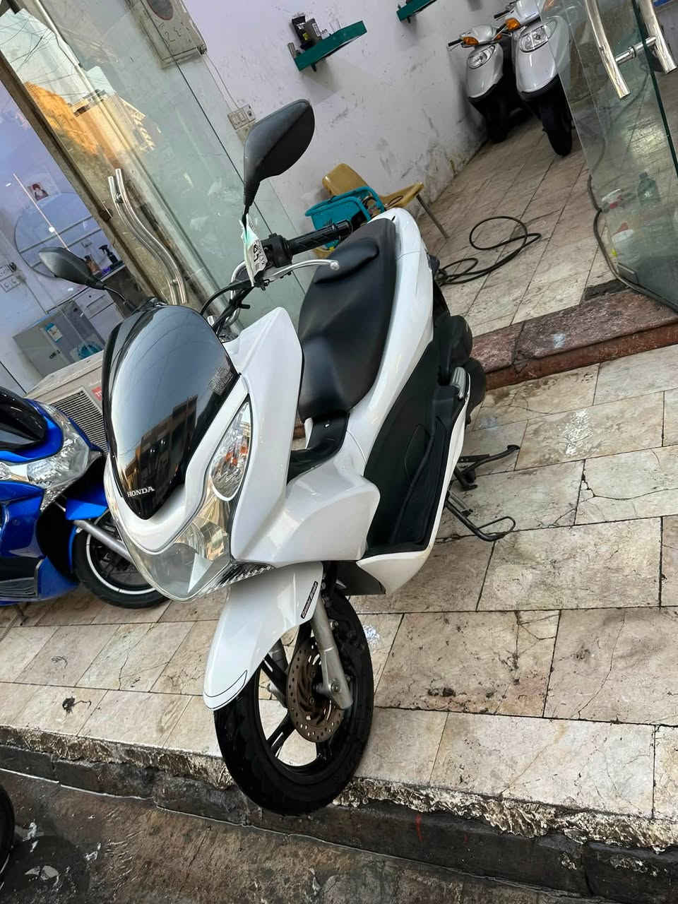 #السلام_عليكم_أخوتي_الغوالي 
#الوجبه_الجديدة
#مال_مزاد_شرط_رمبه 
# هوندا pcx جيل الاول  👍
 #شرط الضمان 💯💯
#بعده بحالة الوكاله فول نظافه مكفول 
#نظافه فول 💯💯👍 
#اللون أبيض  

البيع نقد والأقساط 👉
مصرف الرافدين فقط👉
مواظف ومنتسب ومتقاعد و الوريث 👉
استقطاع الاكتروني بدون مقدمه👉

#مكاني كوت المشروع شارع ميكانو 👉
***********☎️
***********☎️
أخوكم سيد محمد
