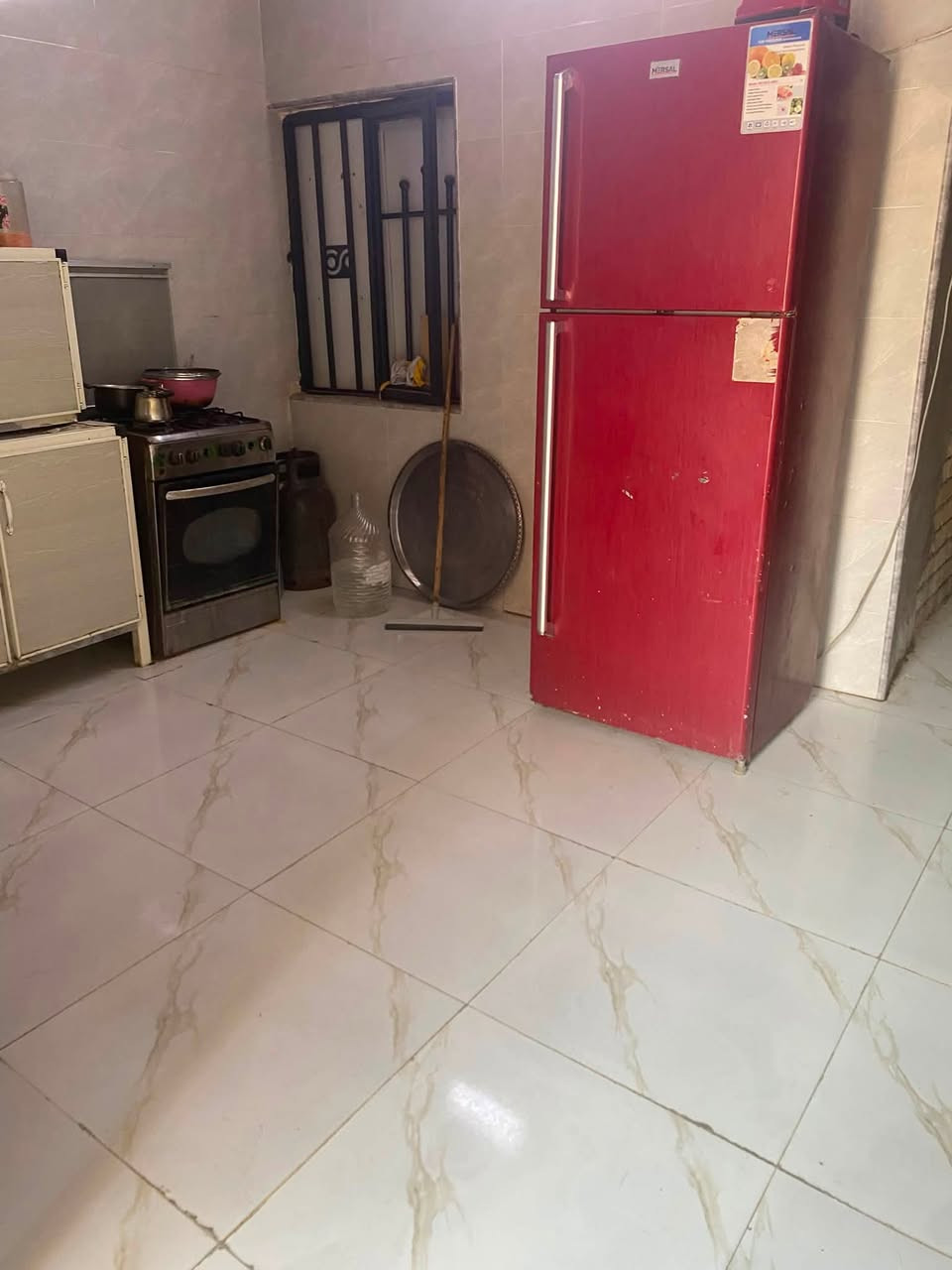 السلام عليكم بيت للبيع شرطه رابعه مساحه
111 يحتوي هول ومطبخ وغرفه نوم وحمام وطرمه 
وطابق ثاني غرفتين وبينهم هول 
وبيتونه كبيره 7 امتار طولها وعرض 4 امتار
للاستفسار التواصل ***********

