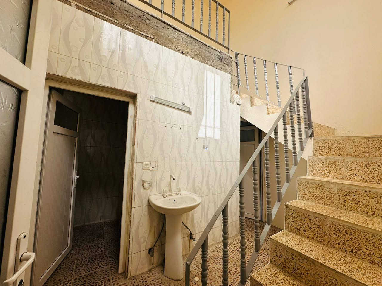 شقة للايجار  حي العربي قرب جامع الذاكرين
طابق ثاني
غرفتين نوم هول ومطبخ
صحيات وبيتونة وسطح 
الايجار 450 وقابل للتفاوض 
الاتصال ***********
