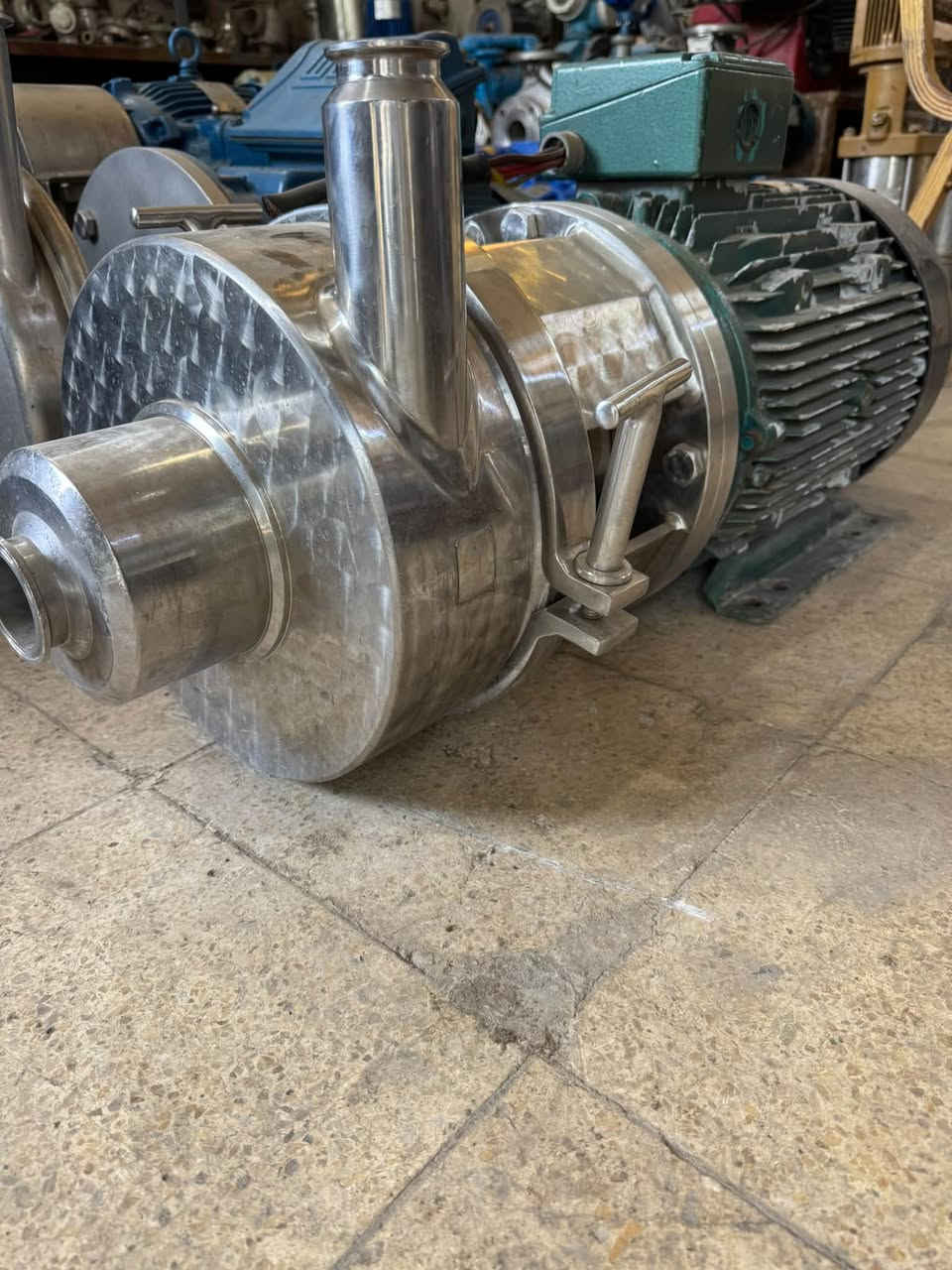 للبيع: مضخة طرد مركزي صحية عالية الأداء (Sanitary Centrifugal Pump)
مضخة صحية احترافية مصنوعة بالكامل من الاستانلس ستيل المعالج، مخصصة للتطبيقات التي تتطلب معايير نظافة وتعقيم عالية. تتميز بتصميم عالي الجودة وسهولة تامة في الفك والتنظيف السريع.
المواصفات الفنية:
 المحرك: Brook Hansen أوروبي الصنع (Made in E.U.).
 القدرة: 18.5 كيلوواط (25 حصان) عند 50Hz / و21.2 كيلوواط عند 60Hz.
 السرعة: 2895 دورة/دقيقة (High Speed).
 النظام الكهربائي: 3-Phase (380-415V / 660-720V).
 درجة الحماية والعزل: IP55 مقاومة للماء والأتربة / Class F.
 التوصيلات والهيكل: استانلس ستيل مطابِق للمواصفات الصحية مع توصيلات سريعة (Tri-Clamp) ومشبك تثبيت يدوي (Easy Clamp) يتيح فتح غطاء المضخة وتنظيف الدافع (Impeller) بدون معدات معقدة.
الاستخدامات ومجالات العمل:
 الصناعات الغذائية والألبان: نقل الحليب، العصائر، الزيوت النباتية، والمشروبات بمختلف أنواعها دون تغيير في الطعم أو الجودة.
 البرمجيات والمنتجات الدوائية: نقل السوائل الطبية والكرات والمحاليل التي تتطلب تعقيماً كاملاً وحماية من التلوث.
 صناعة المنظفات ومواد التجميل: نقل الشامبو، الصابون السائل، والكريمات الخفيفة.
 خطوط الإنتاج والتعبئة: ضخ السوائل بضغط وثبات عاليين لتغذية مكائن التعبئة وخطوط المعالجة.
الحالة: ممتازة وجاهزة للعمل المباشر.
***********
***********
