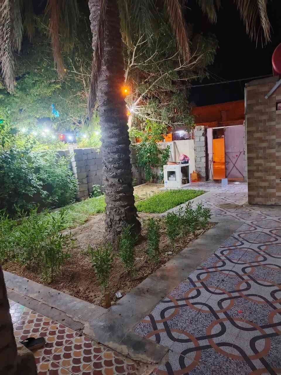 بيت في قضاء الحي منطقه حي الظباط وار قسم البلدي  البيت الوجهيه 16 متر // النزل 30:// عباره عن بيتين المساحه 450 طابو صرف تحويل ثاني يوم صب طابرك البيت رقم// 1 // مطبخ سيراميك حديث //3 // طول // العرض// 4//  متر هو صاله //9//متر  طول عرض  //4 // متر   غرفتين نوم 💤 //هول طول 10 متر // 4 ونص // متر  // حديقه كبيره مع صحبات خارجيه سيراميك ////كراج يتسع سيارات عداد اثنين  عرض الشارع عشرن متر مع انترنيت مع موالد ذهبي  هذ تفصيل البيت رقم واحد 
------------------------------
اابيت الثاني عباره عن صاله //8 // متر طول // عرض // 5 // متر  غرفتين نوم 💤  مطبخ  سيراميك حديث  5 //طول // متر //عرض //4// متر حديقه كبيره  صحيات خارجيه سيراميك حديث السعر خاص  ***********
