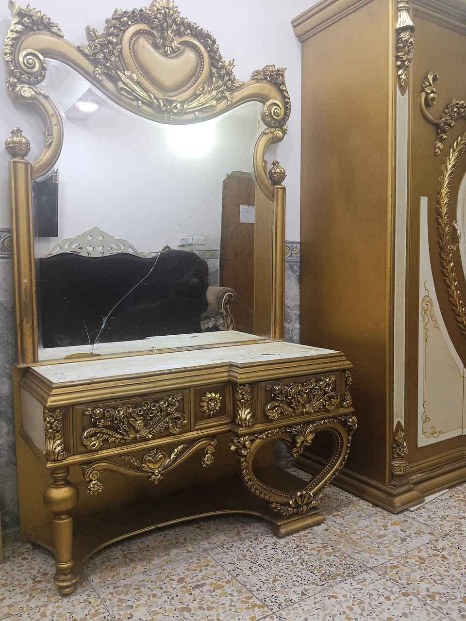 كنتور وميز تواليت وكمدي مصري خشب تكمه نضيف مثل مواضح بصورة السعر 400 الف العنوان بغداد الكريعات للأستفسار تواصل ع خاص او ع رقم هاتف *********** بغداد, العراق
