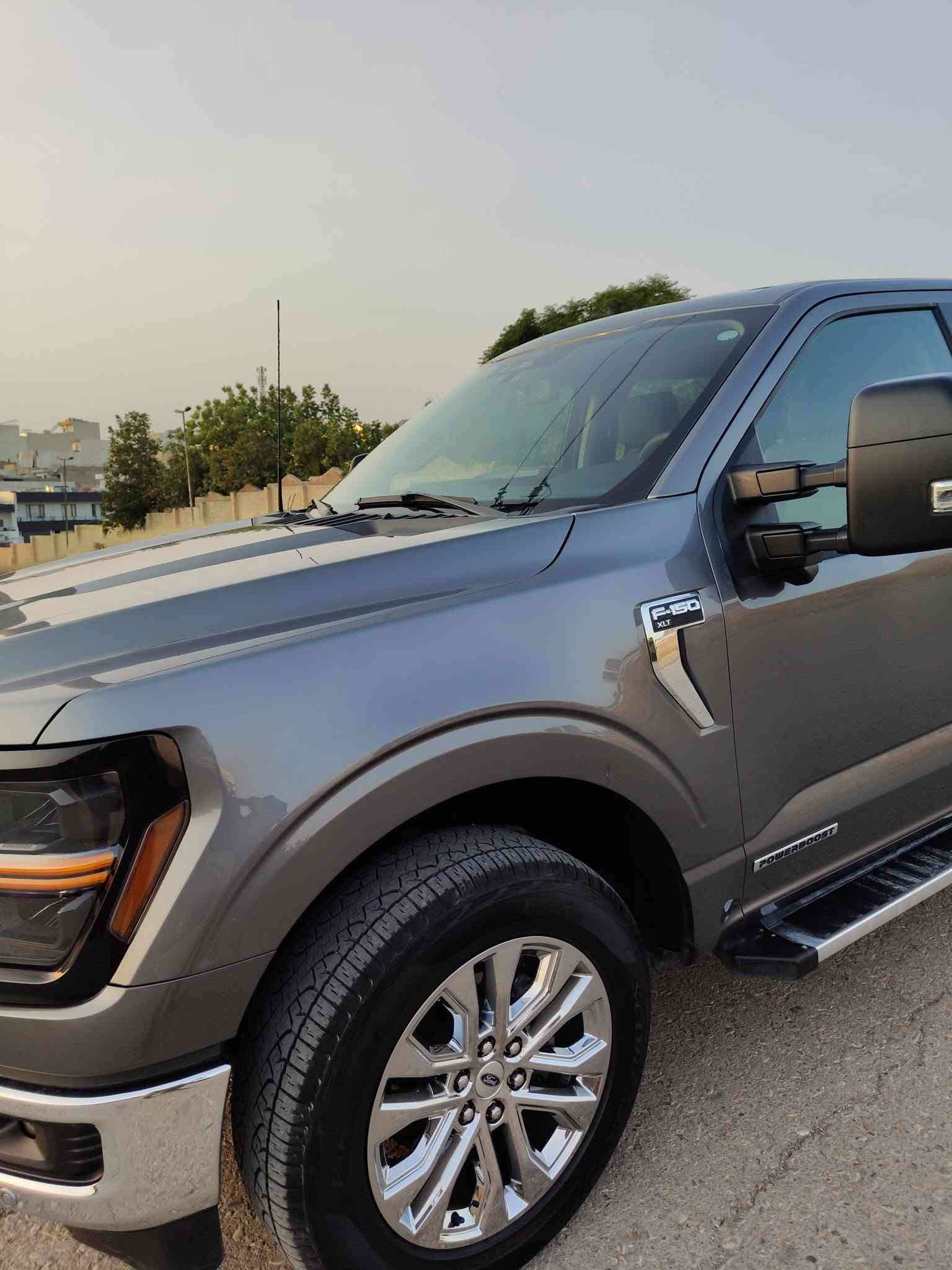 Ford f_150 للبيع
موديل 2024 hybrid
3.5torbo
6سلندر
مواسفات XLT
لون نفطي 
حادث بس باب خلفيه 
سيارة جاهيز فول
***********وتساب
