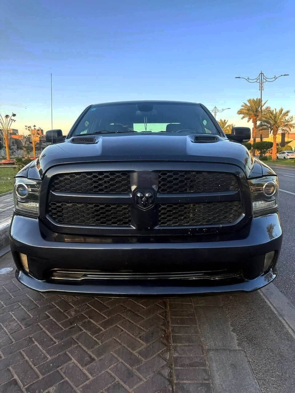 السلام عليكم 
للبيع دوج رام كلاسك موديل 2021
السعر 165 
باب قصير بدي طويل 
محرك 3600
فور ويل 4×4
كشن منفصل فرس 
شاشه حجم كبير 
كشن كهرباء
تدفئه بالكشنات 
تدفئه استيرن 
تخم تاير 
كير محرك كفاله 
ضربة امريكه جاملغ وبنيد امامي 
داخل العراق جاملغ خلفي 
مكان السيارة بغداد مدينة الصدر
اتصل وتدلل (***********)
