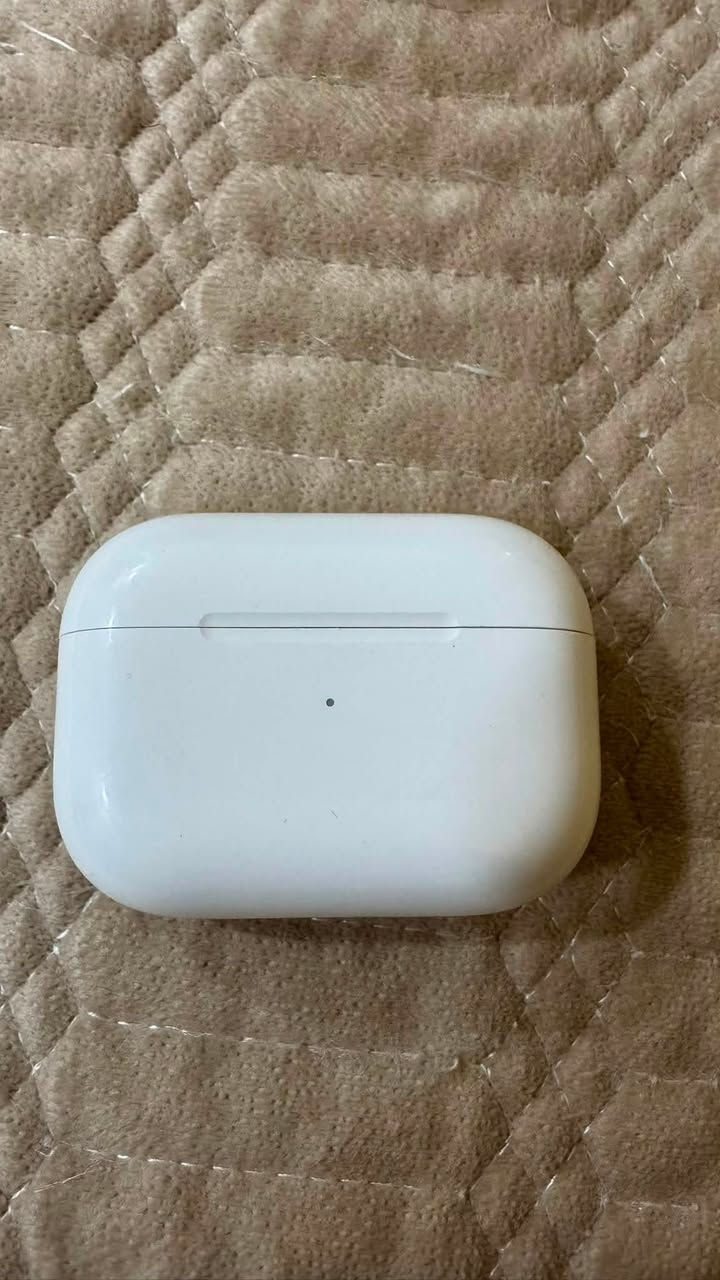 السلام عليكم airpod pro 2 lightings 
للبيع نظافة عالية بيه مشكلة بال تك الايمن من ترفع الصوت يصير بيه خنة بالصوت 
مع كامل الملحقات 
سعره 100 الف 
عنوان شارع المغرب فرع مستشفى المؤيد 
***********
