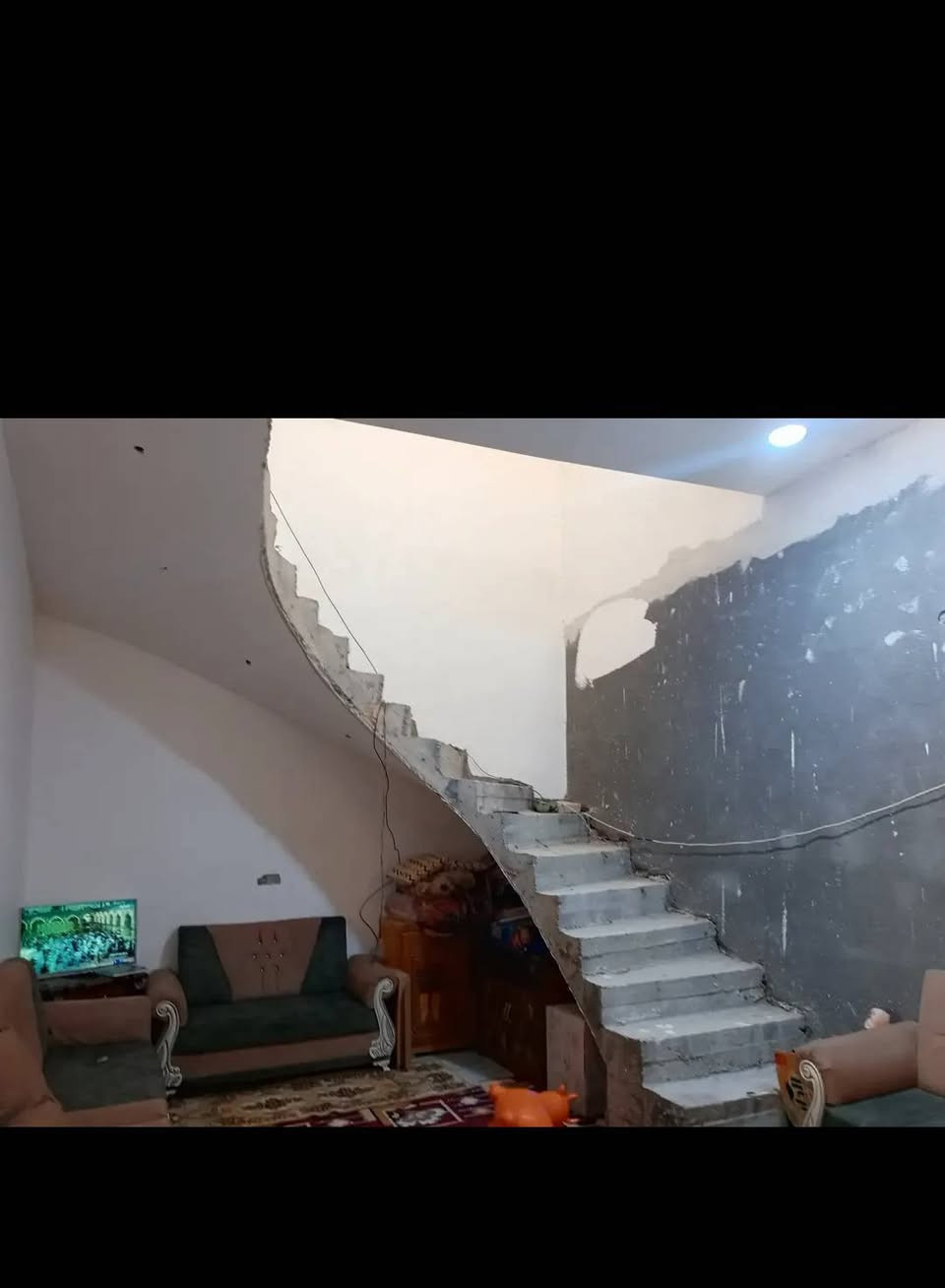 سلام عليكم بيت للبيع مساحته 120 متر بناء جديد طابوك كونكريت خنيطله شارع جنسيه بدايت زراعي الاستفسار ***********
