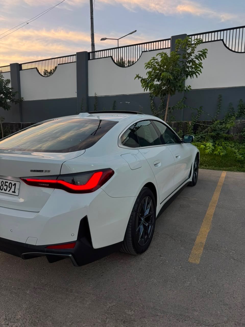 السلام عليكم 
bmw 2024 
كهرباء فول الكترك 
قطعتين صبغ 
بدون دواخل
رقم بغداد 
265 $
***********
شنو الموديل الكامل بالضبط للـ BMW؟ يعني i4 لو iX لو موديل ثاني، وشكد المواصفات/الفئة؟: 
i4 e35
شكد الممشـى الفعلي للسيارة، ووضع البطارية شلون من ناحية الصحة والمدى؟: 
15 الف 
جيد جدا
وين موقع السيارة حالياً بالعراق حتى المشتري يعرف وين يجي يفحصها؟: 
بغداد / اليرموك او الكاظمية
السعر 265$ نهائي لو بيه مجال بسيط، ومنو يطلب الفحص قبل الشراء؟: 
مجال بسيط