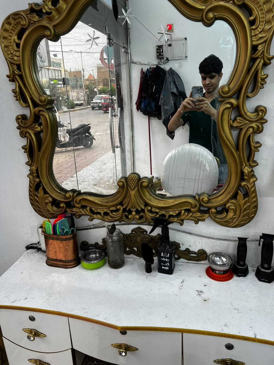 ميز حلاقة ٣ • نظافة ٨٠٪ • توصيل بغداد