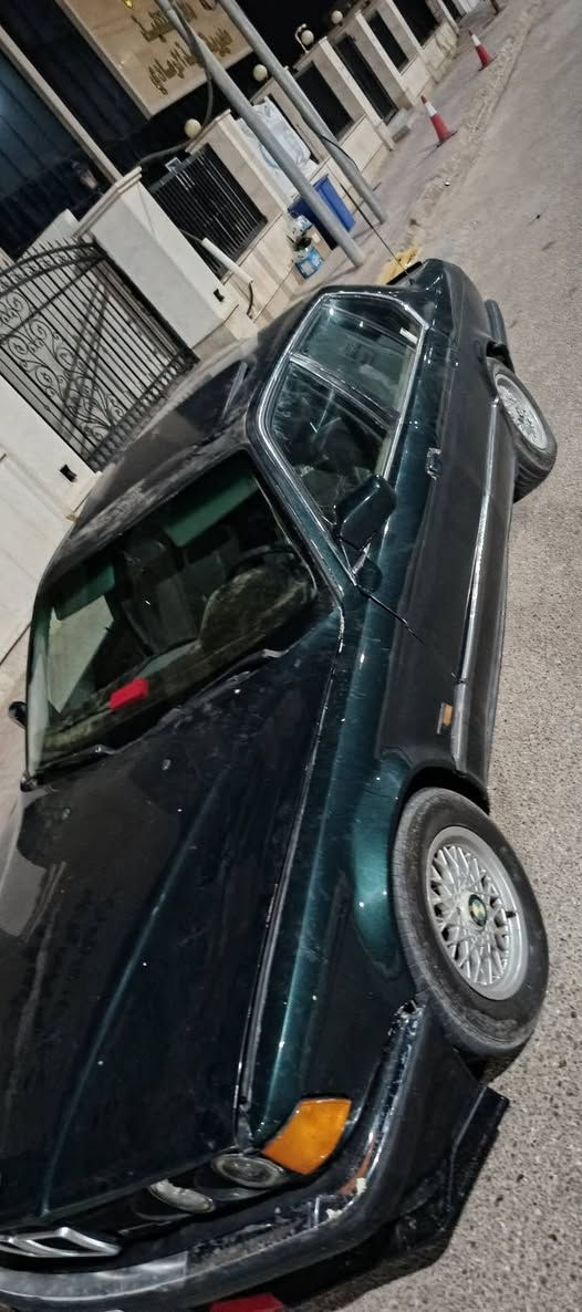 BMW
موديل 1992 سياره جاهزه من كلشي فقط بوري تبريد 
صدر خلفي امام. جديد تخم. تاير جديد صبغ وغرفه شوف العين /العنوان رمادي 5كيلو***********

