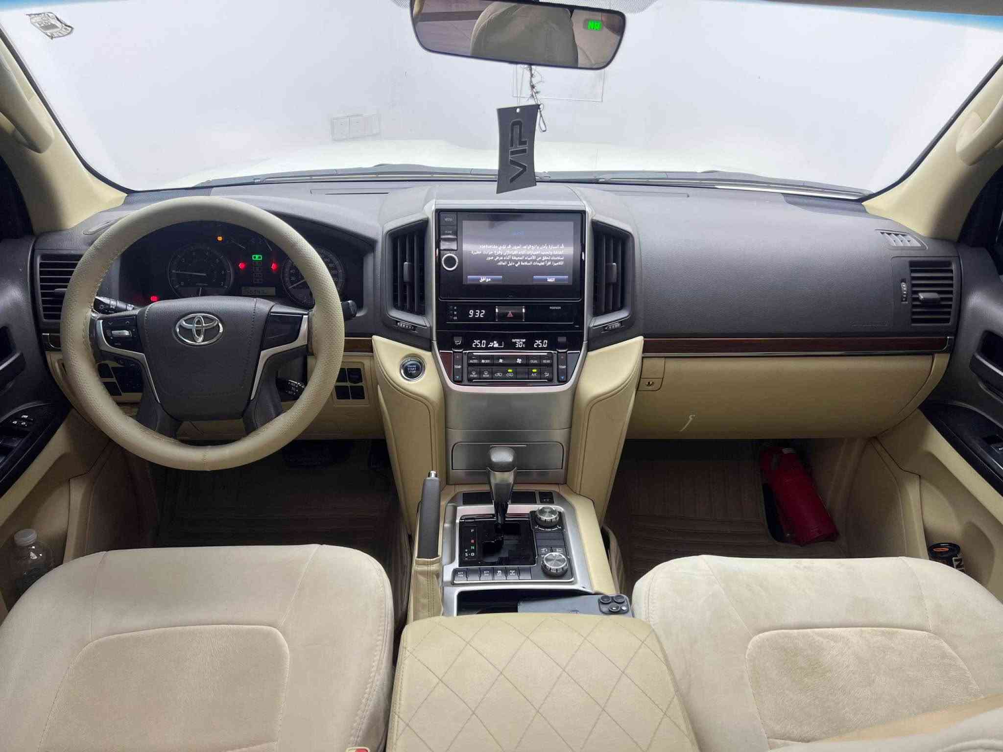 ارخص من هذا السعر لاند كروزر ماتشوف🔥🔥😍😍 
Toyota Land Cruiser 2017
تويوتا لاند كروزر ٢٠١٧
خليجية شركة مهند

مواصفات GX-R
(خمس كاميرات-ثلاجة-کشنات کهربائیة-فتحة سقف-حساسات خلفية-دفع رباعي-تبريد مركزي)

مكينة ٦ سلندر حجم ٤.٠ لتر تنفس طبيعي
ماشية 266,000 كيلومتر و بحالة ممتازة 

السيارة بیها شبر صبغ و مكانين بارد  
السيارة كلش حلوة و نظيفة 

السيارة رقم اربيل الدولي سنوية جديدة و باسمنا
مكفولة من كير و محرك و كهربائيات
 
سعرها بلاااش 😍 (385$) ورقة و بيها مجال بسيط 

مكان السيارة

دهوك -معرض ارشف R-Shev
رقم51 من معارض التيرمينال 

***********
*********** دهوك, العراق
