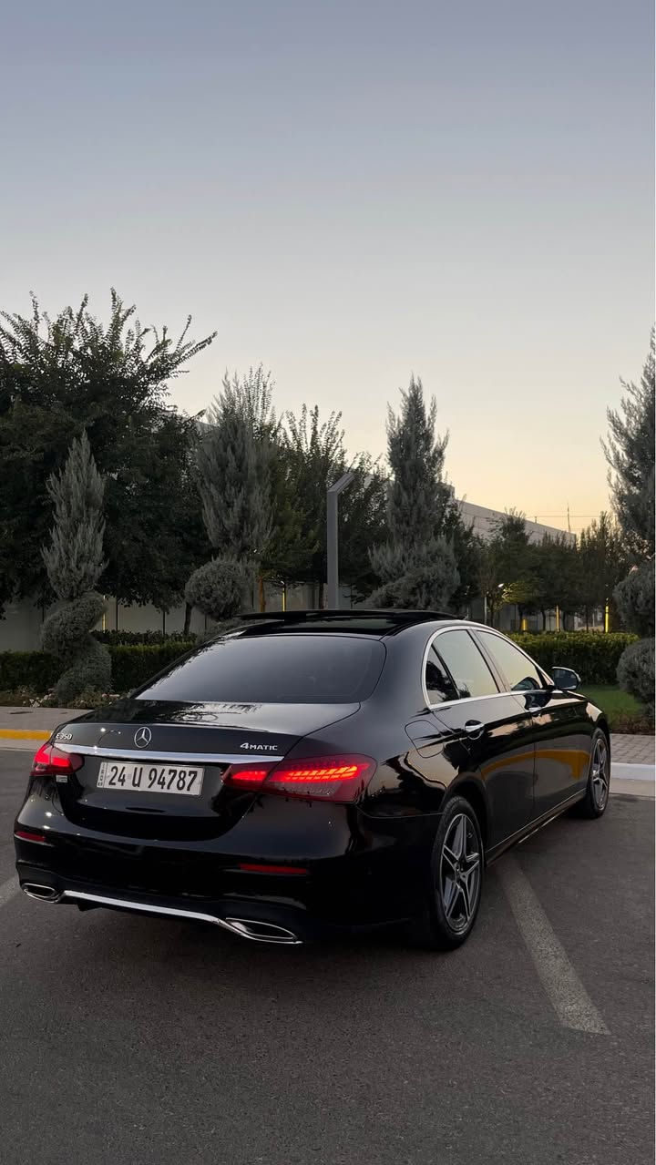 سڵاوتان لێبێت ئازیزان marcedes benz E-Class مۆدێل 2023 سەیارەکە 52,000کم ڕۆشتووە گێڕ و مەکینەی بەشەرت سەیارەکە زۆر تازەو جوانە یەک پەڵە بۆیاخی هەیە مەکینە 2,0 لتری 4 بستۆنی تۆربۆ لاینە 
مواسەفات:

ڕاداری پێشەوە و دواوە + سیستەمی ئاگادارکردنەوەی خاڵی کوێر (Blind Spot)
 کامێرای 360 پلە و سیستەمی پارک کردنی ئۆتۆماتیکی
 شاشەی گەورەی MBUX بە سیستەمی فەرماندەیی دەنگی
 پشتیوانی Apple CarPlay و Android Auto
 سقف پانۆراما
 کوشینەکان بەرهەمێنراو لە چەرمی سروشتی، بە سیستەمی گەرمکەرەوە و میمۆری
 لایتی پێشەوەی LEDی زیرەک (LED High Performance / Digital Light)
 سیستەمی دەنگی بەرز (Burmester)
 ئیستۆپکردنی ئۆتۆماتیکی لە کاتی فریاگوزاری (Active Brake Assist
زۆر مواسەفاتی تر 
نرخی 385 وەرەقەو مەجال
ژمارەی مۆبایل:*********** السليمانية, العراق
