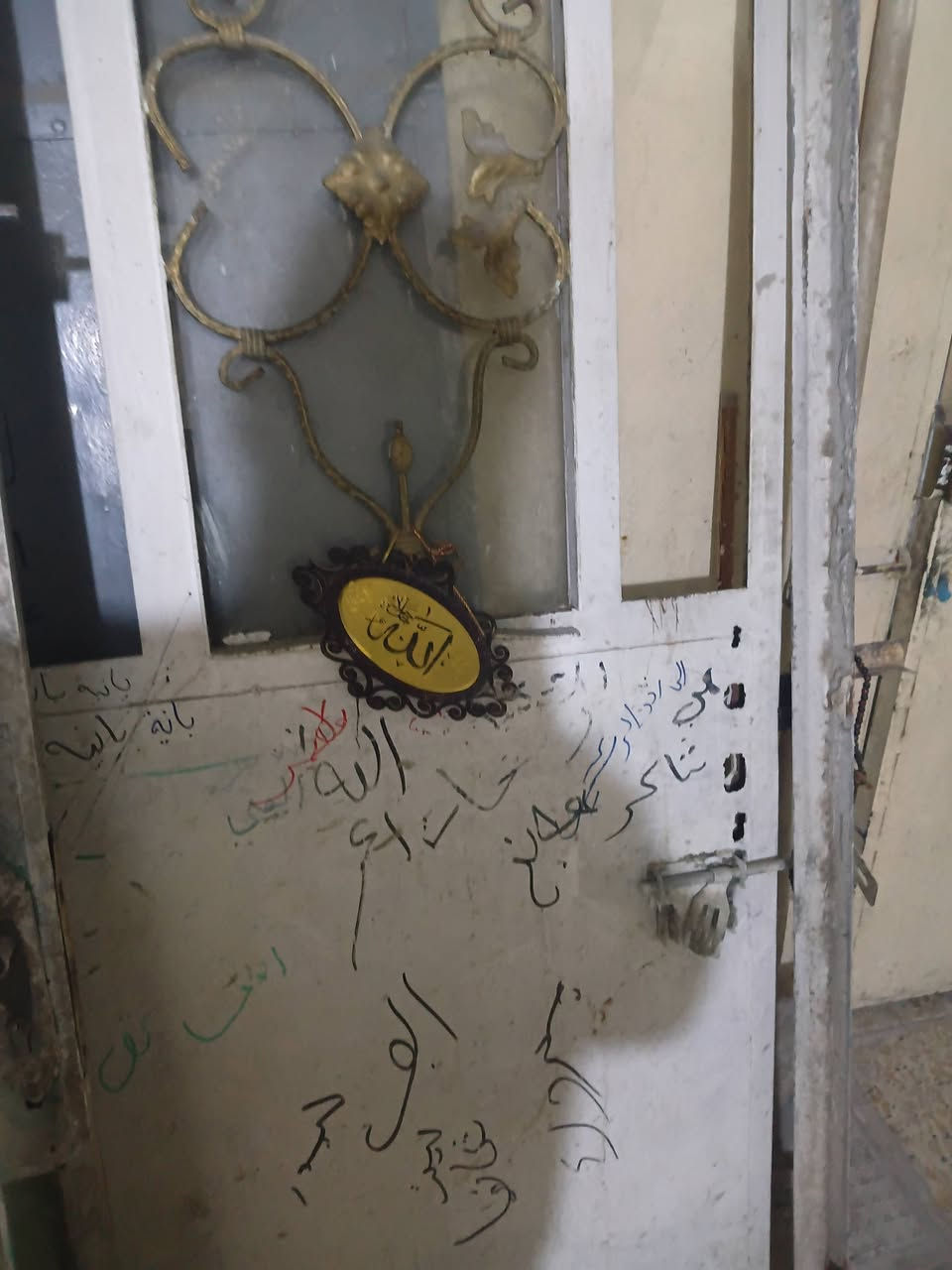 السلام علبكم بوب وشبابيك للبيع بوب حديد ثنين وشباك واحد ودرج مستعجل للتواصل7781150154

