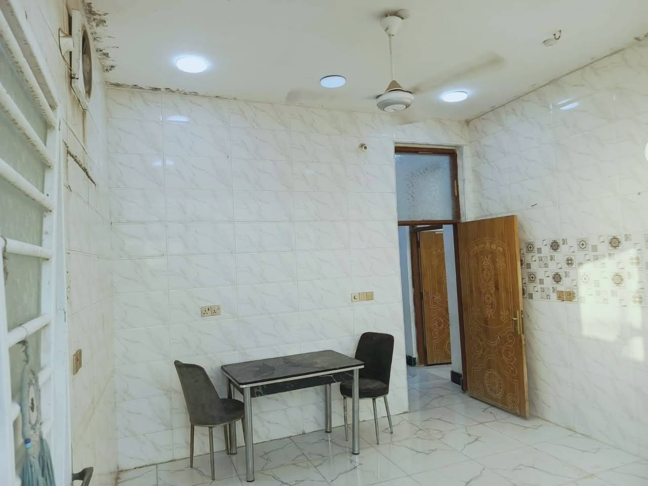 🏡 بيت للبيع – الكوت / حي الجوادين
بيت ركن بمساحة 265 م²،  في حي الجوادين قرب أسواق العتابي.

🔹 طابق واحد.
🔹 يتكون من:

- غرفتين نوم.
- هول.
- استقبال.
- مطبخ.
- صحيات داخلية وخارجية.

✅ بناء حديث درجة أولى.
✅ البناء طابوق، والسقف صب (كونكريت).
✅ جميع الخدمات متوفرة: ماء، كهرباء، ومجاري.
✅ الشارع يحتوي على مجاري وتبليط.
✅ توجد معاملة تطويب مقدمة.

💰 السعر خاص.

للاستفسار ومعرفة بقية التفاصيل، يرجى التواصل مع صاحب البيت. ***********
