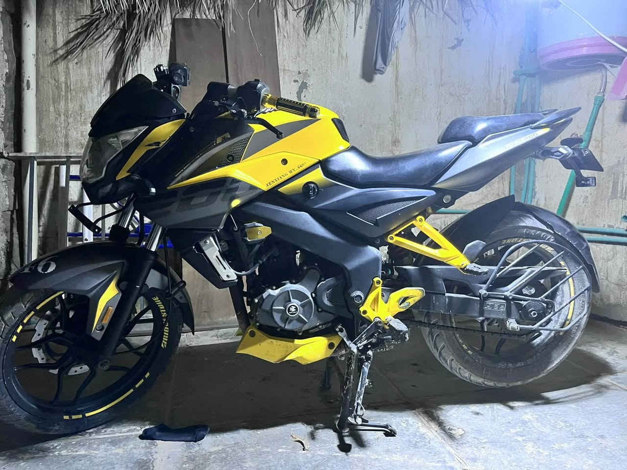 صباح الخير جميعاً…
الحلال ماشاءالله للبيع 
الاسم: بولسر NS200
النشأ: هندي مثل رافينيا😂
الموديل: 2019
التفاصيل: دراجة خير من الله مكينة 200cc تسارع كلش حلو السرعة القصوى 150km بالساعة تصلح للمبتدئين الي يحبون يدخلون عالم الـ sport بيهة تزويدات مثل سلايدرات بطح ويدات سكليتر بطح من شركة ريزوما المعروفة اكيد و عمبار بريك خلفي مال هوندا الاصلي وحاولت اضيف عليها فچوچ برمبو بس للاسف ما رهمن وياها لان القاعدة تختلف وبيهة ايضاً دوسات كلچ وبريك امامي رياضي يعني تقسم الدوسة على مزاجك مع شكل رياضي جميل جداً، بالنسبة للمكينة مفتوحة اكيد لكن ما يعيبها ايشي، والتبريد راديتر ماء اكيد كهربائياتها كلها سليمة ونگرة سلف تشتغل الدراجة 
اوراق اصولية يعني بس يفتح الترقيم تروح ترقم ومحد يگلك على عينك حاجب
بالنسبة للسعر ولله الحمد رايدها 12 ورقة وبيهة مجال للشراي ومكانها نجف وتشرفونا 
***********
واتساب متوفر اكثر من الفيس والماسنجر

