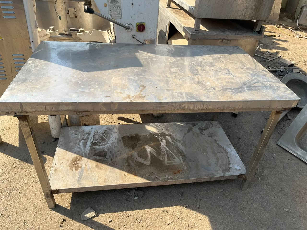 ميز ستيل
 المقاس: 150×70×80 سم
 تواصل: ***********
