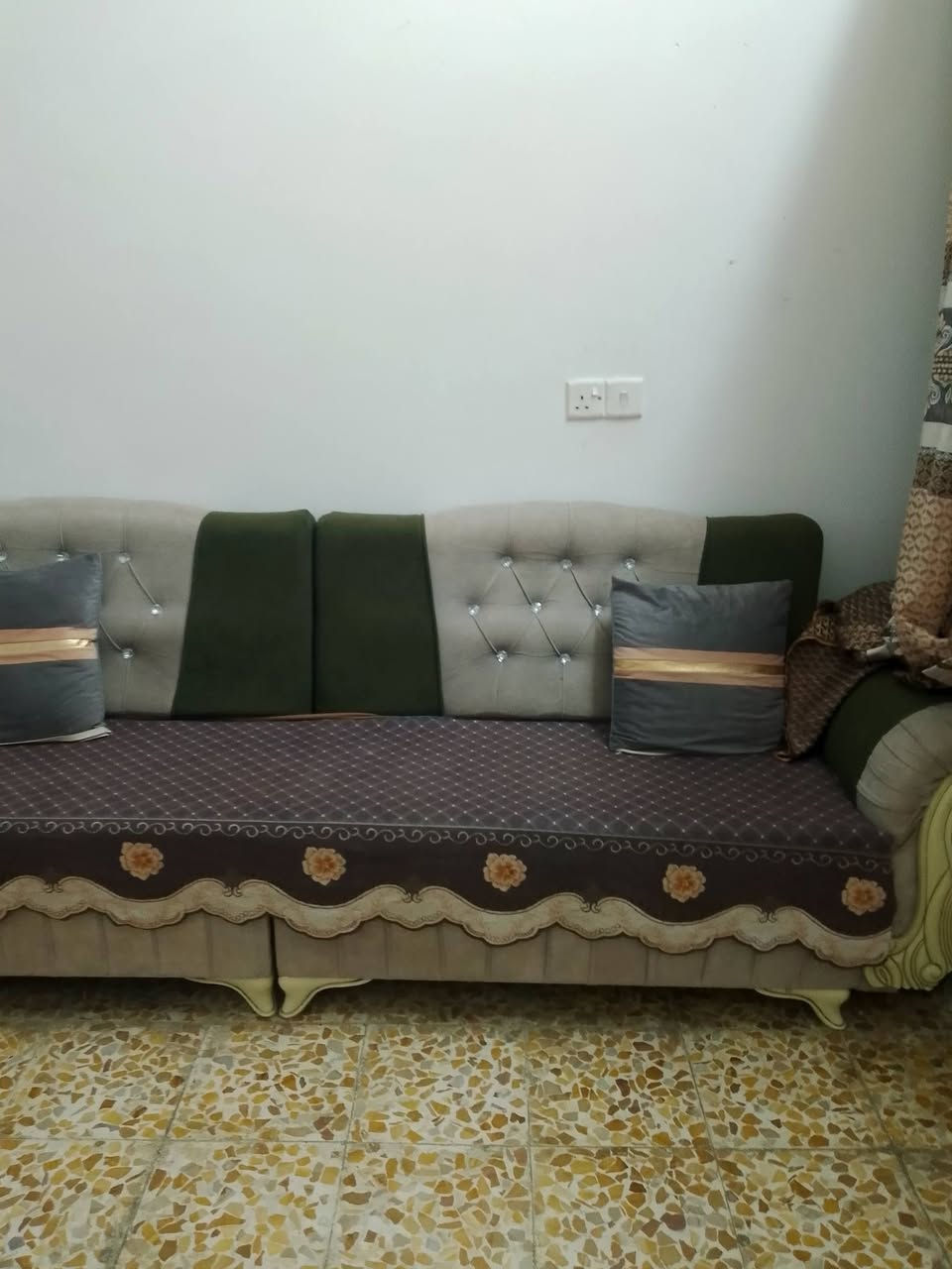 سلام وعليكم يوجد طخم سبع أمتار هو والكوشات والجرجف مالتو كامل السعر 140وبينو مجال ***********بينو واتساب
