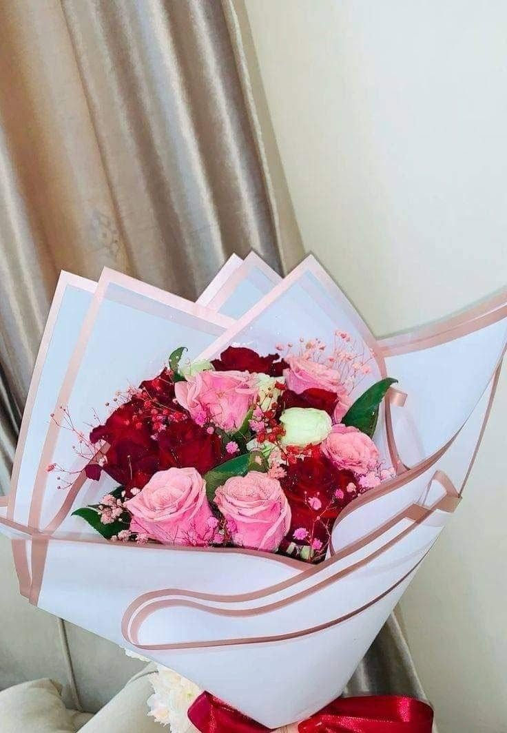 عمل باقات الورود للمناسبات والأفراح وتغليف الهدايا
*********** للتواصل
الكريعات الكويتي شارع المجلس البلدي مقابل أسواق ليمونة

نص مكتوب في الصور:
- انا و ٩٩ وردة جينا نطلب الوردة ال ١٠٠